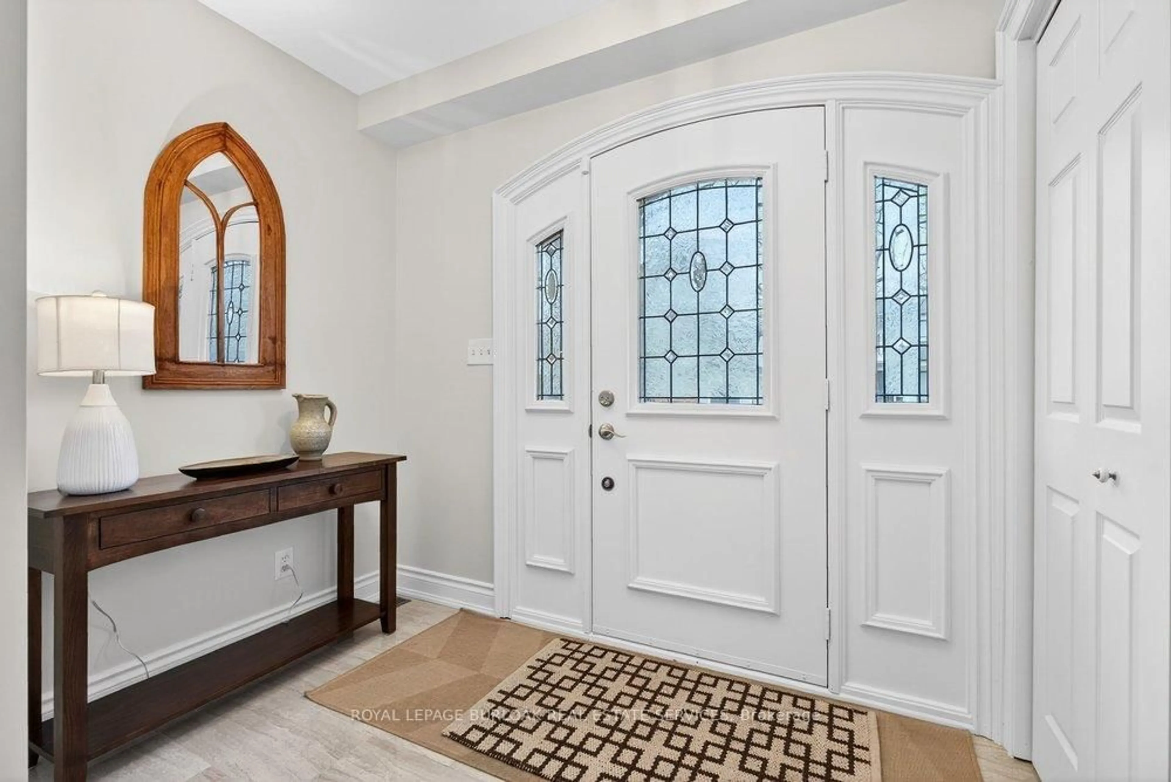 Indoor entryway for 2153 Paisley Ave, Burlington Ontario L7R 1W1