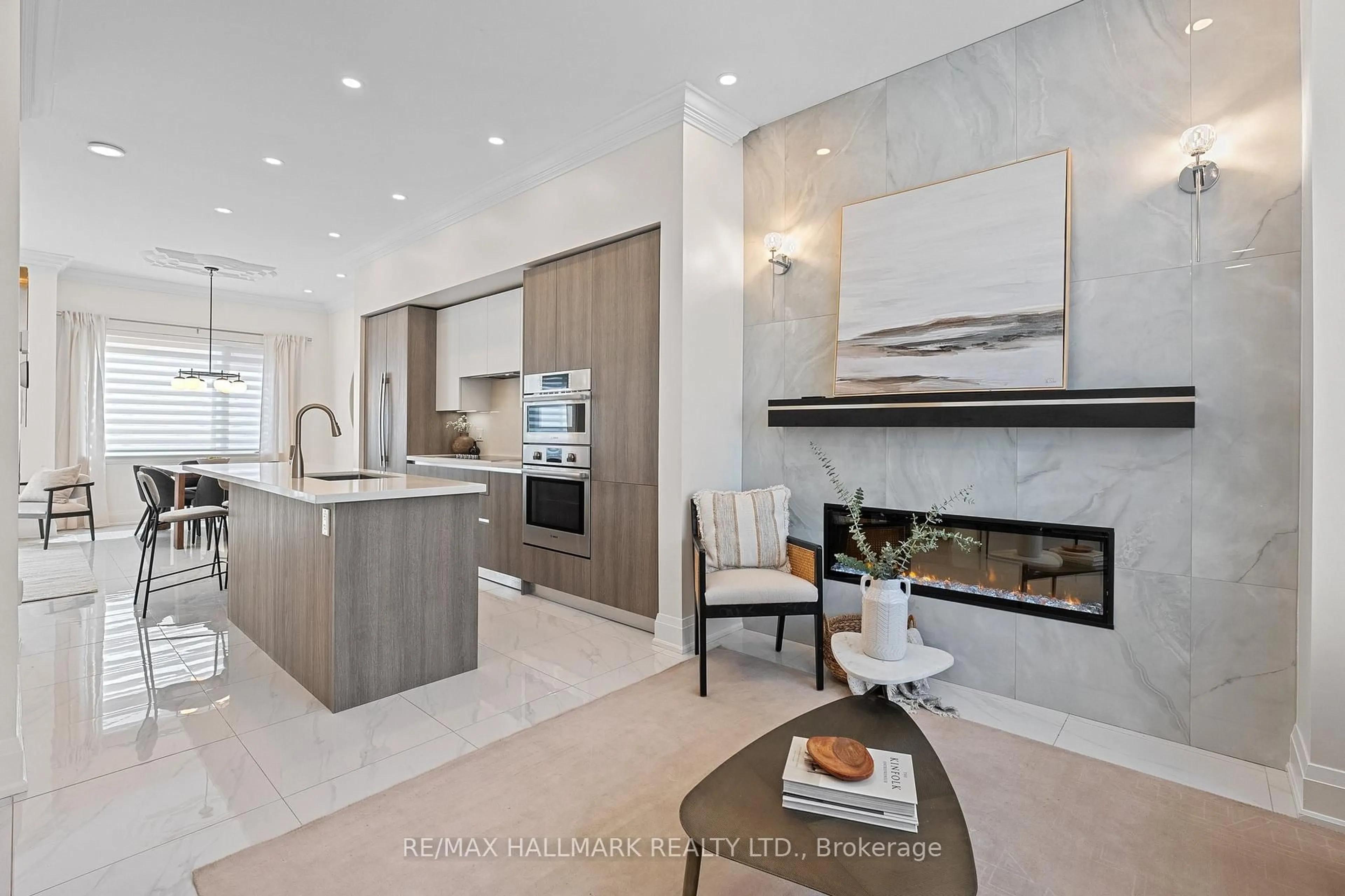 Open concept kitchen, ceramic/tile floor for 129 High St, Mississauga Ontario L5H 1K4