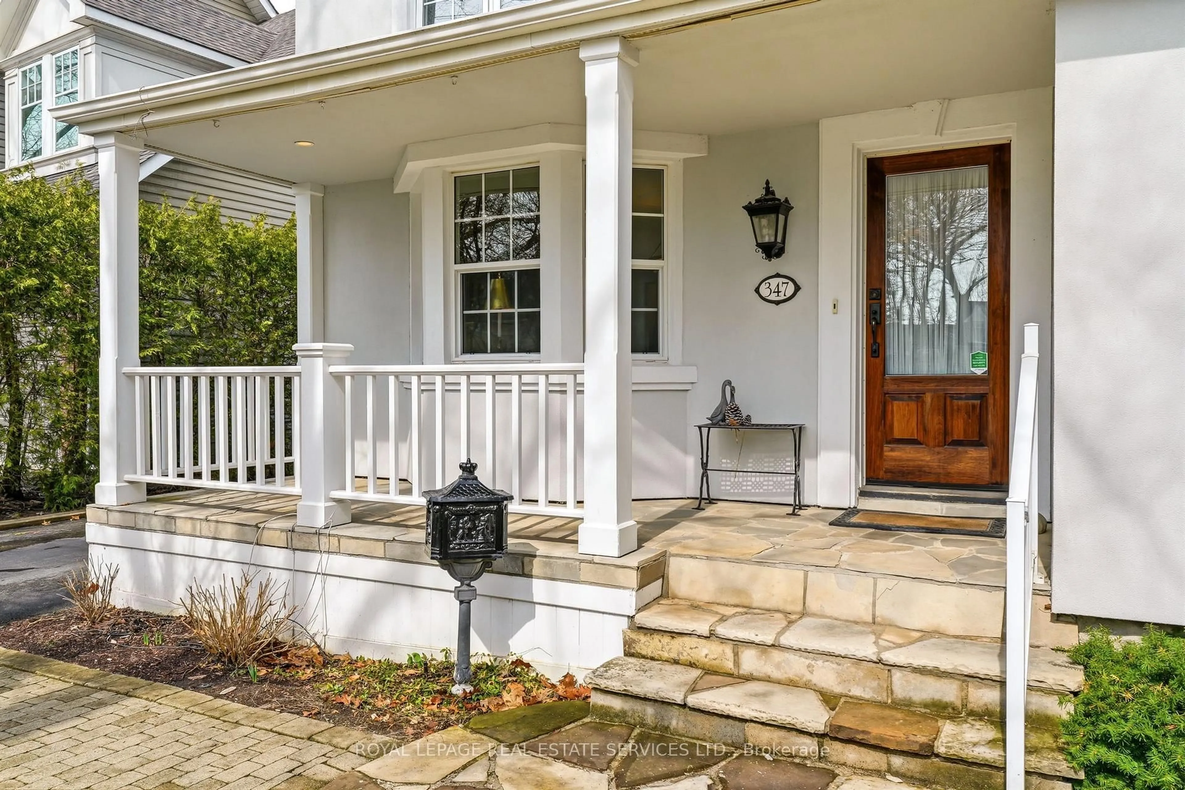 Indoor entryway for 347 Douglas Ave, Oakville Ontario L6J 3S7