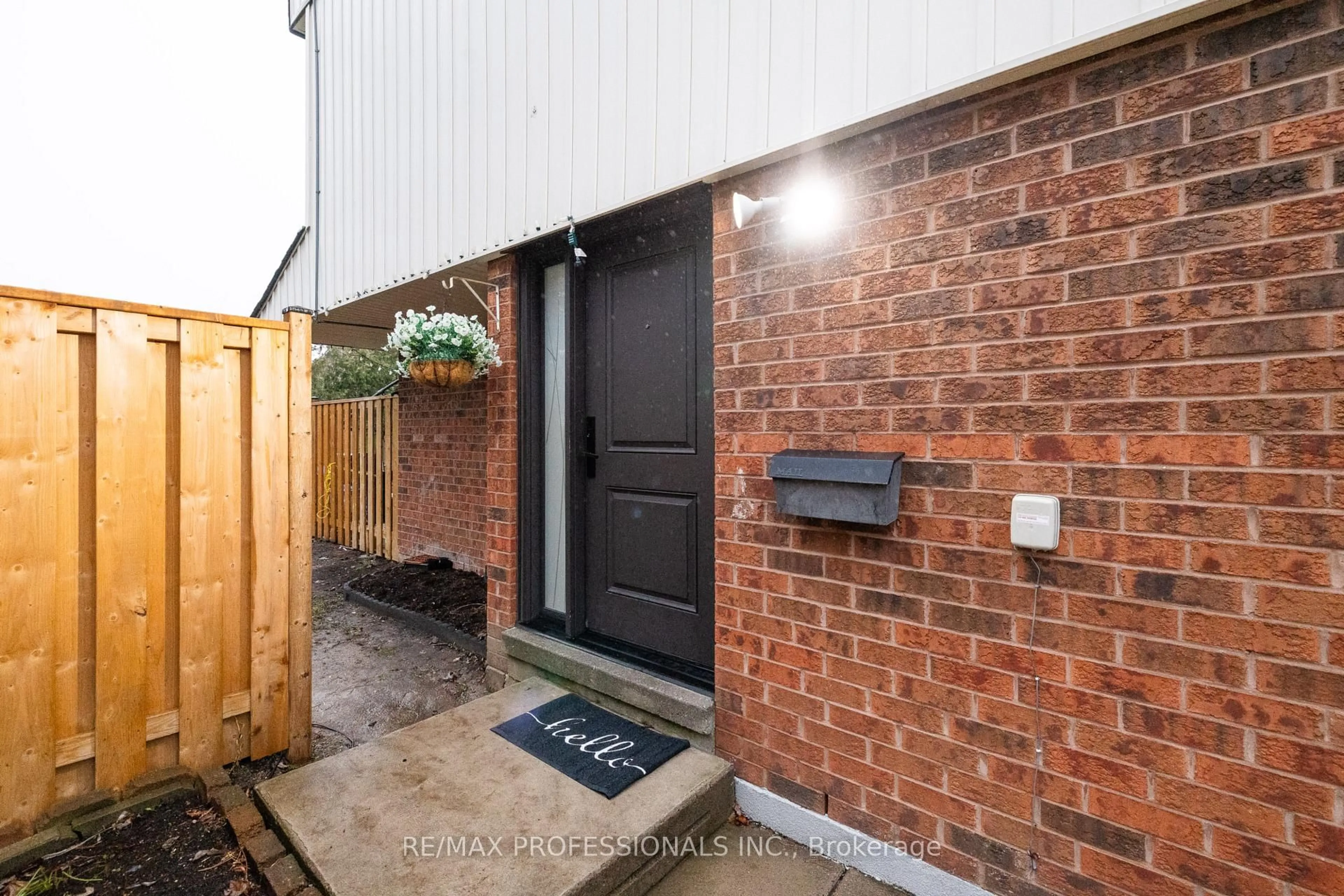 A pic from outside/outdoor area/front of a property/back of a property/a pic from drone, street for 6520 Corfu Rd #Th42, Mississauga Ontario L5N 3B4