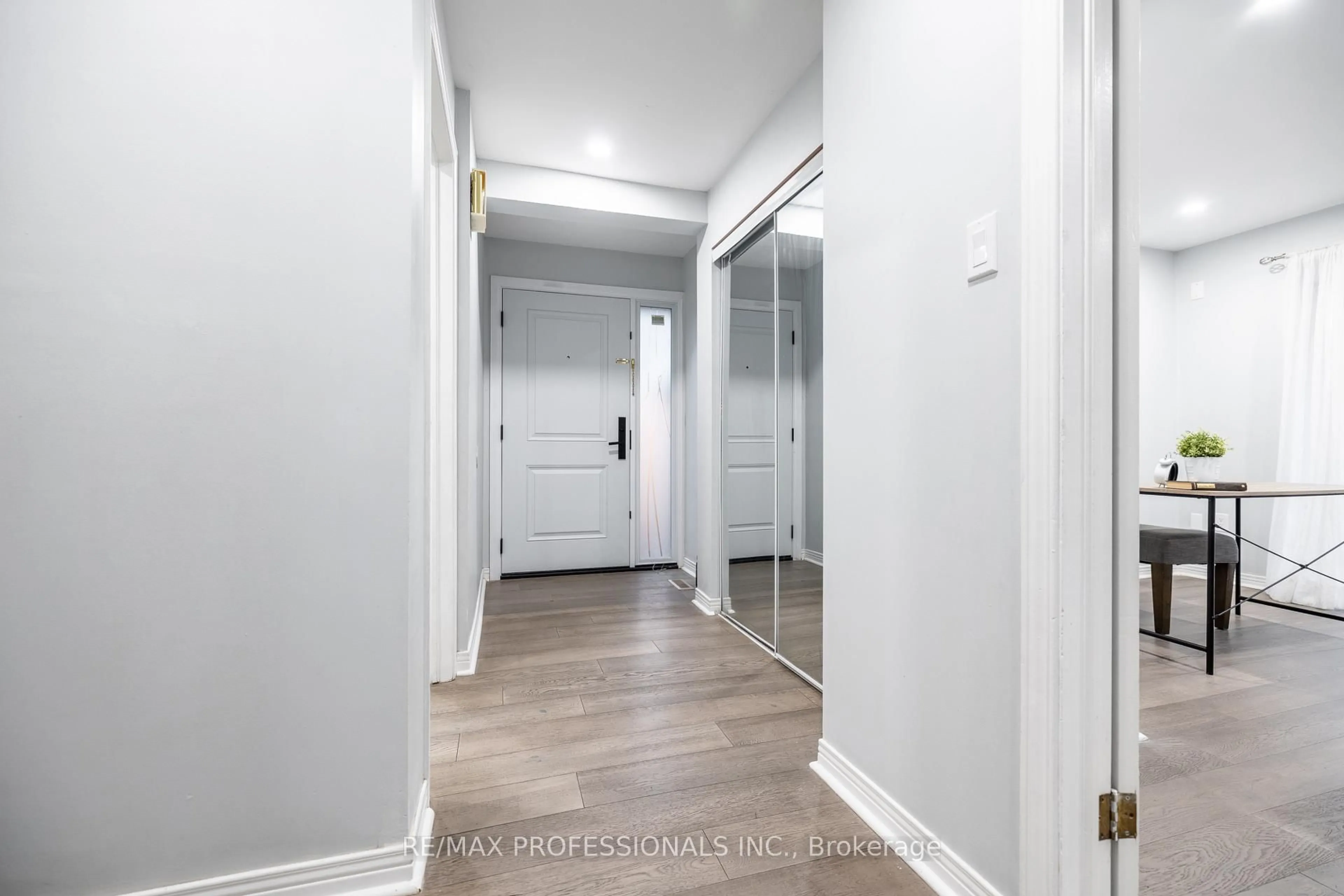 Indoor entryway for 6520 Corfu Rd #Th42, Mississauga Ontario L5N 3B4