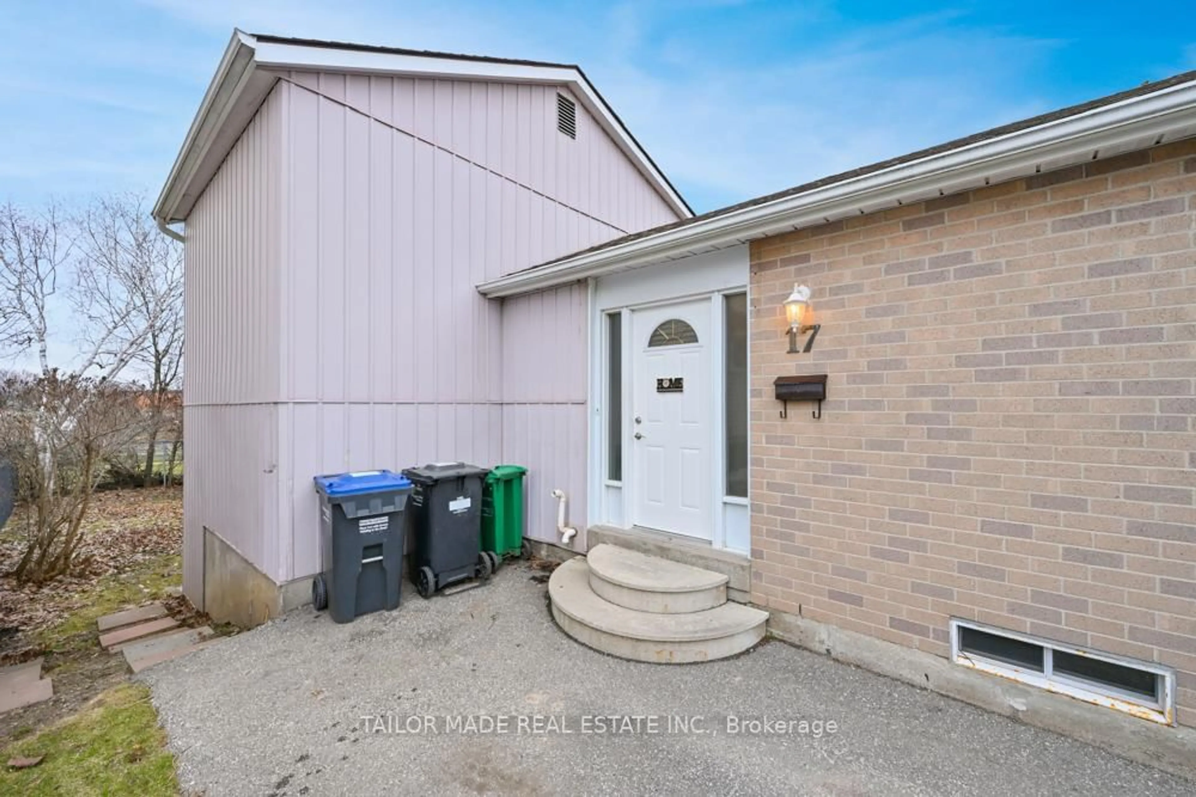 Unknown for 17 Hyde Park Crt, Brampton Ontario L6S 1Y6