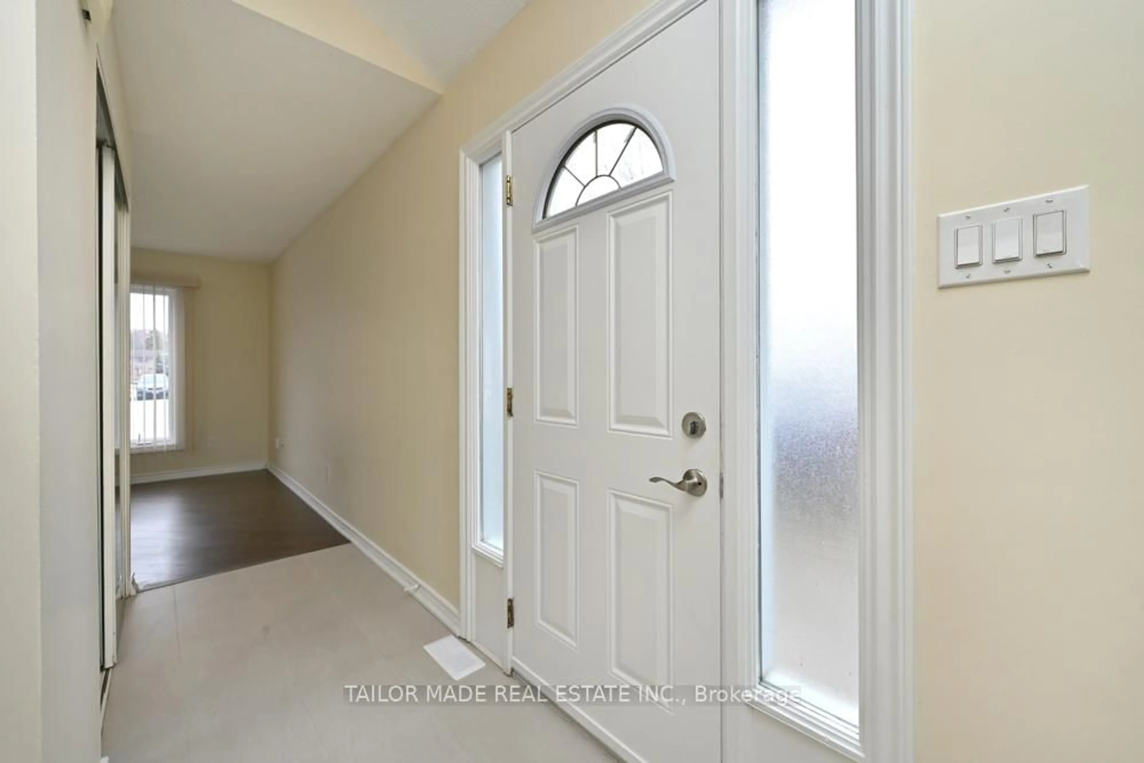 Indoor entryway for 17 Hyde Park Crt, Brampton Ontario L6S 1Y6