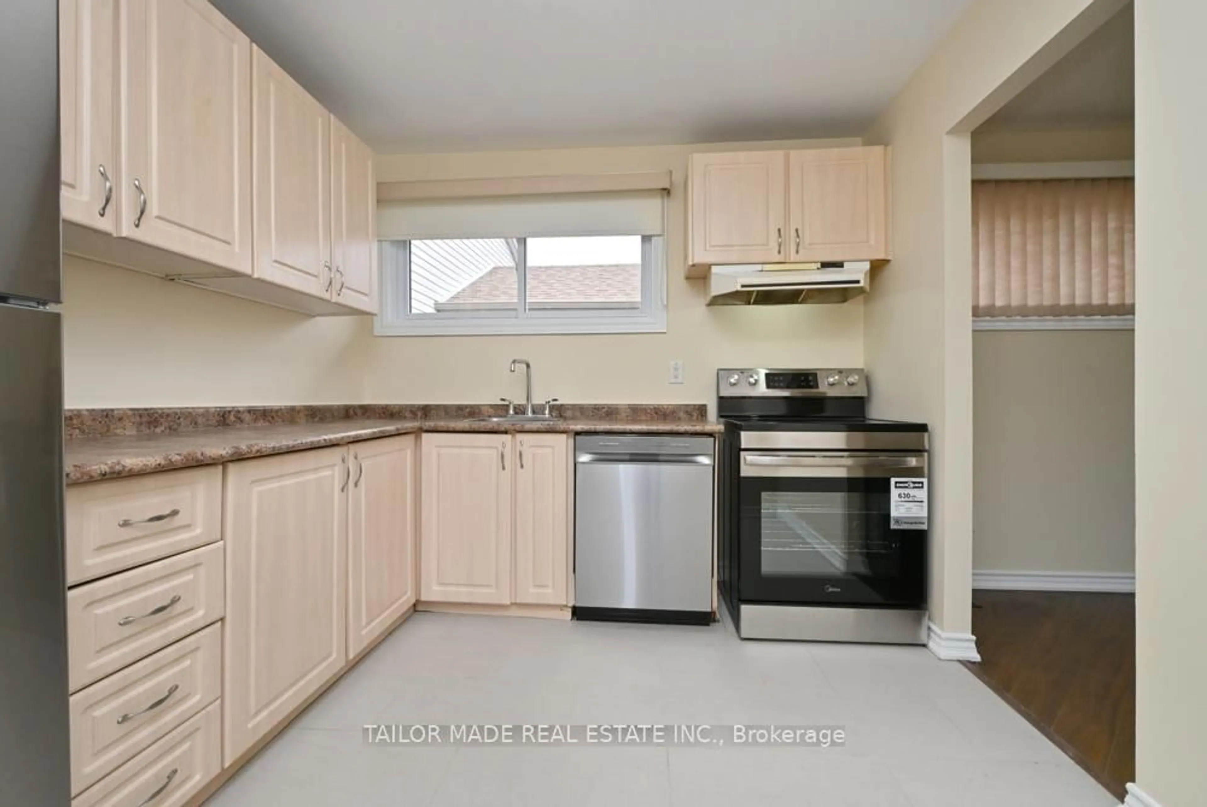 Standard kitchen, unknown for 17 Hyde Park Crt, Brampton Ontario L6S 1Y6
