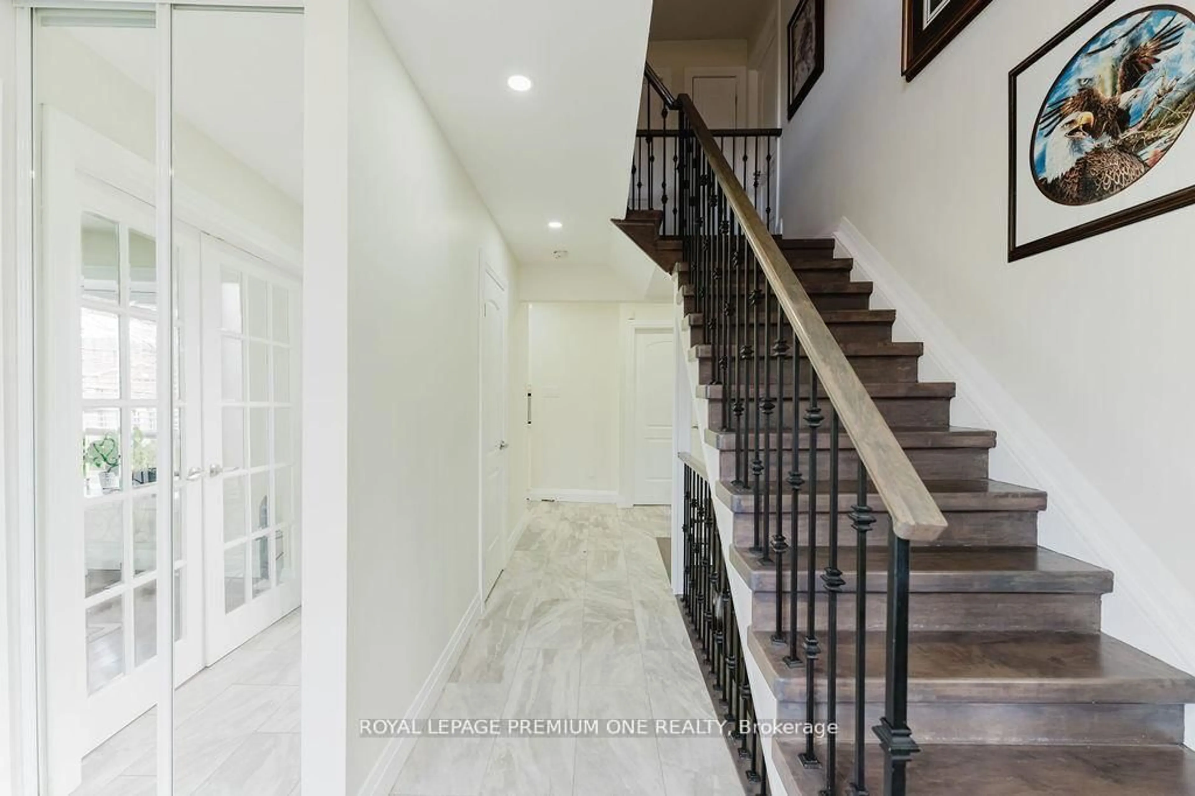 Indoor foyer for 25 Sir Lancelot Crt, Caledon Ontario L7E 1N3