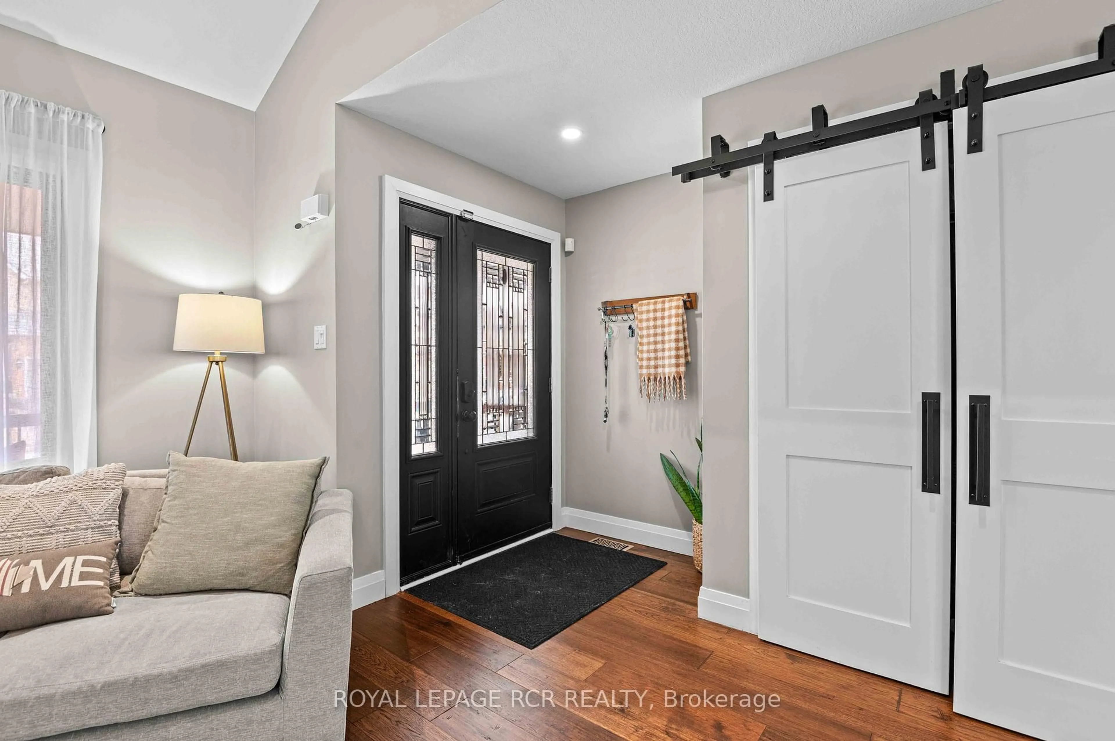 Indoor entryway for 118 Oak Ridge Dr, Orangeville Ontario L9W 5J5