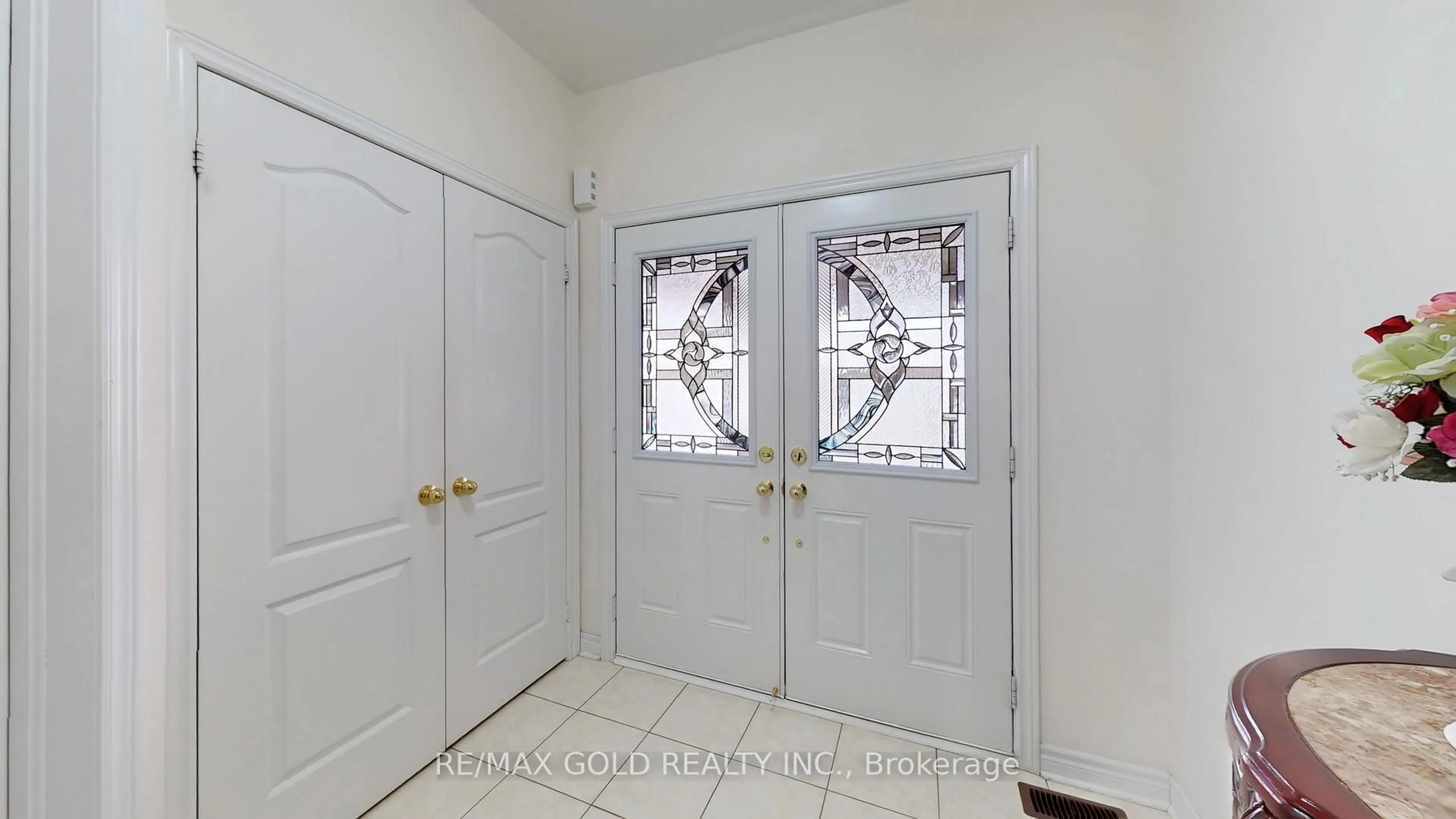 Indoor entryway for 18 Kawana Rd, Brampton Ontario L6Y 0W2