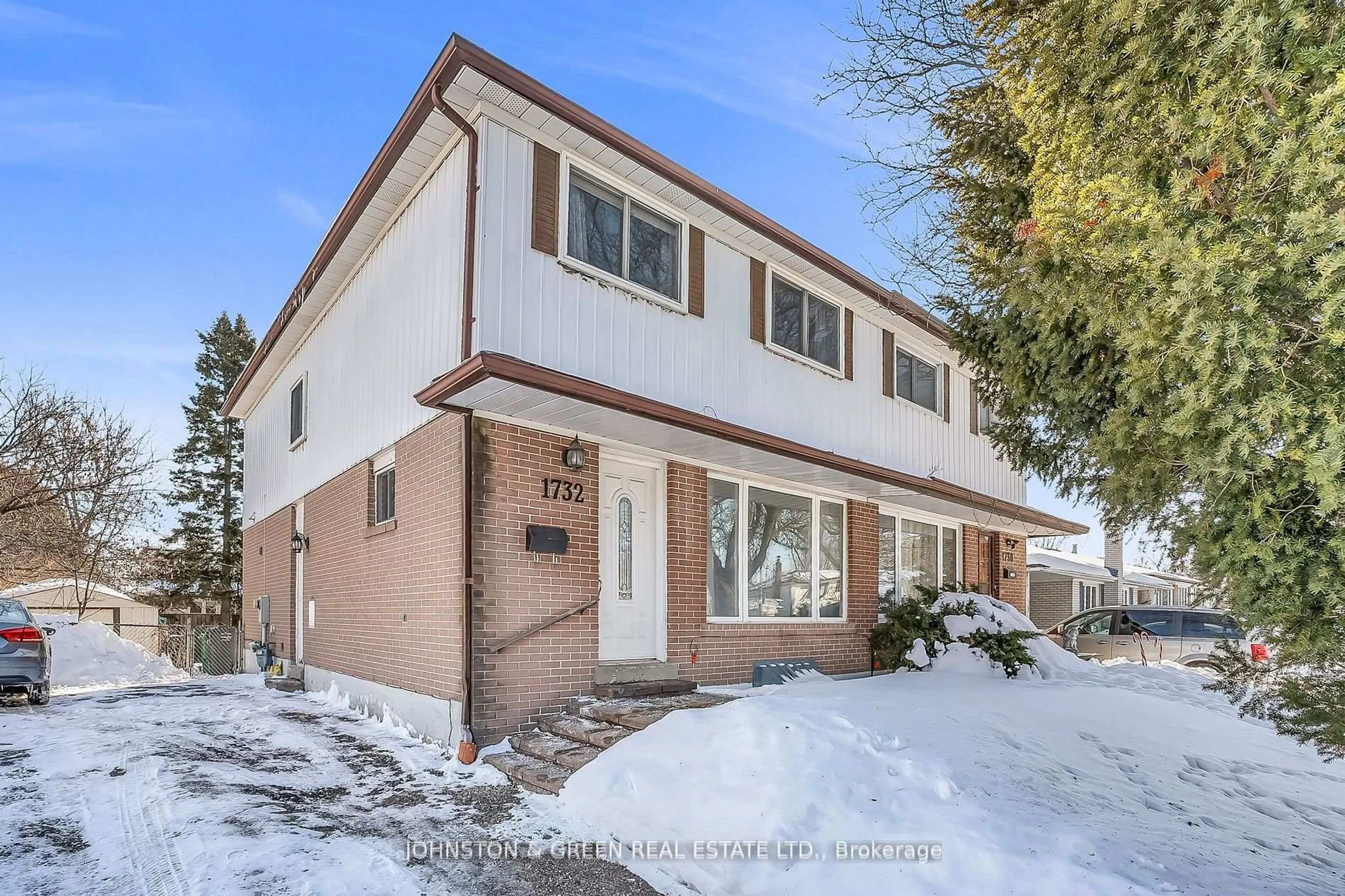 Home with brick exterior material, street for 1732 Oberon Cres, Mississauga Ontario L4X 2K8