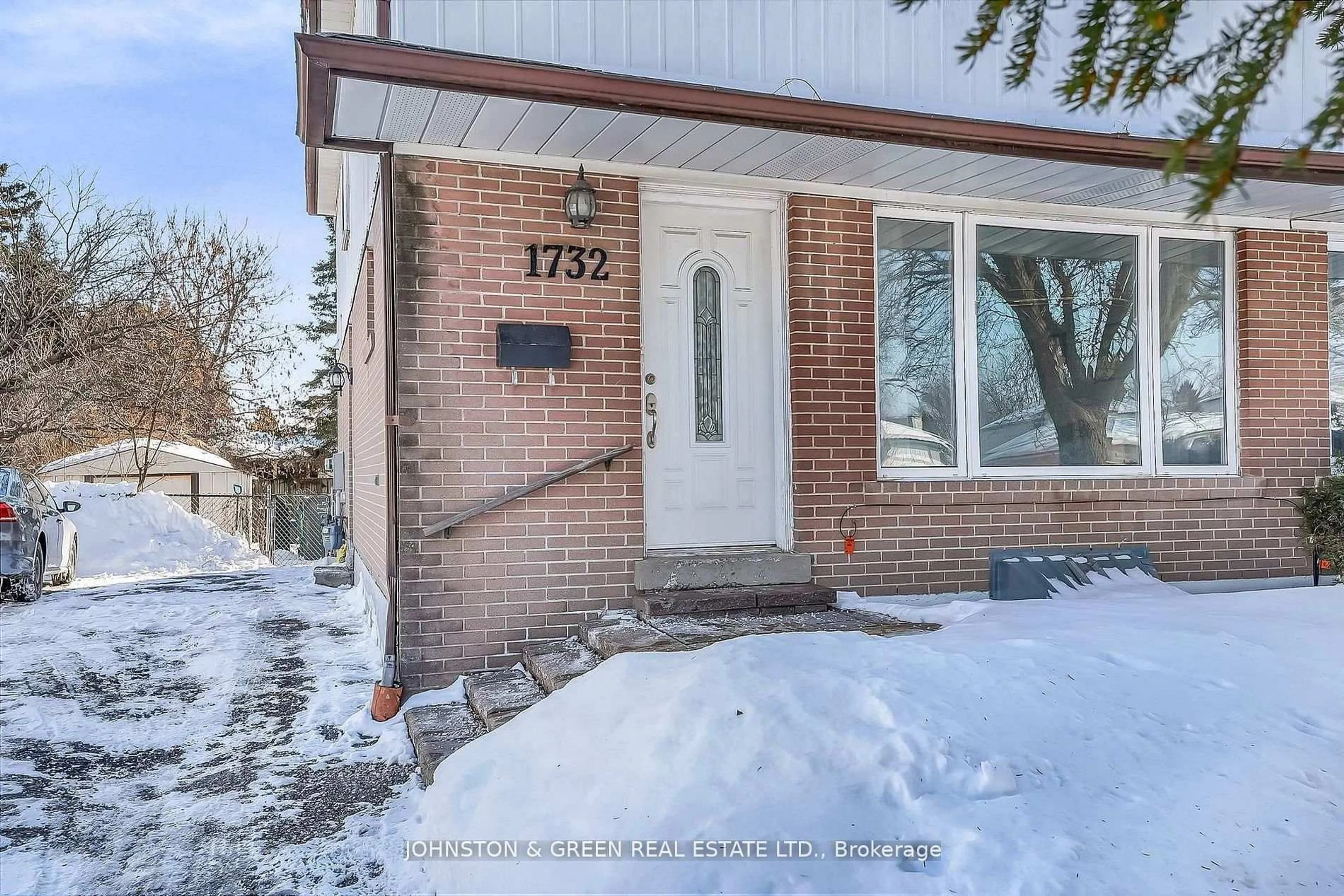 Home with brick exterior material, street for 1732 Oberon Cres, Mississauga Ontario L4X 2K8