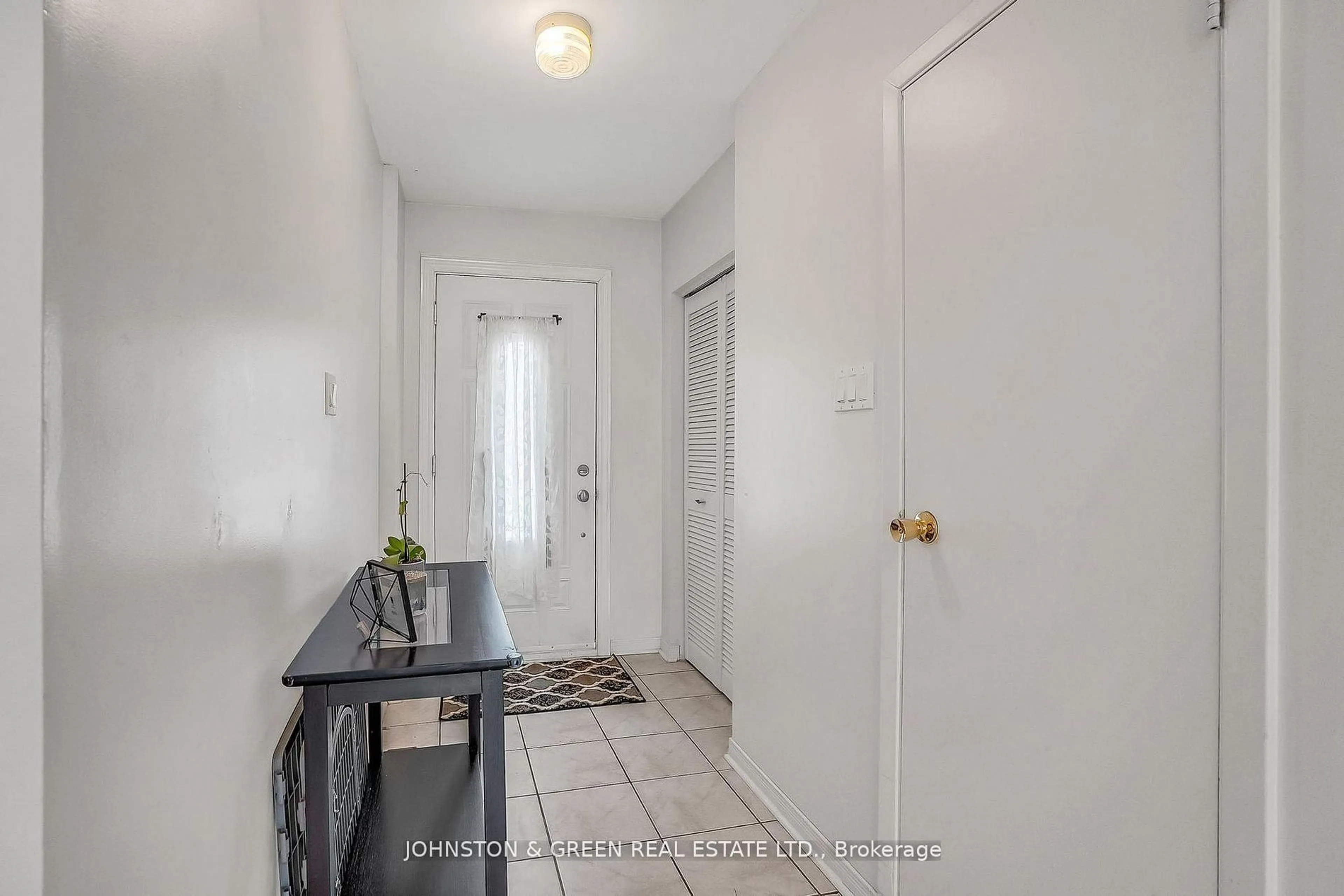 Indoor entryway for 1732 Oberon Cres, Mississauga Ontario L4X 2K8