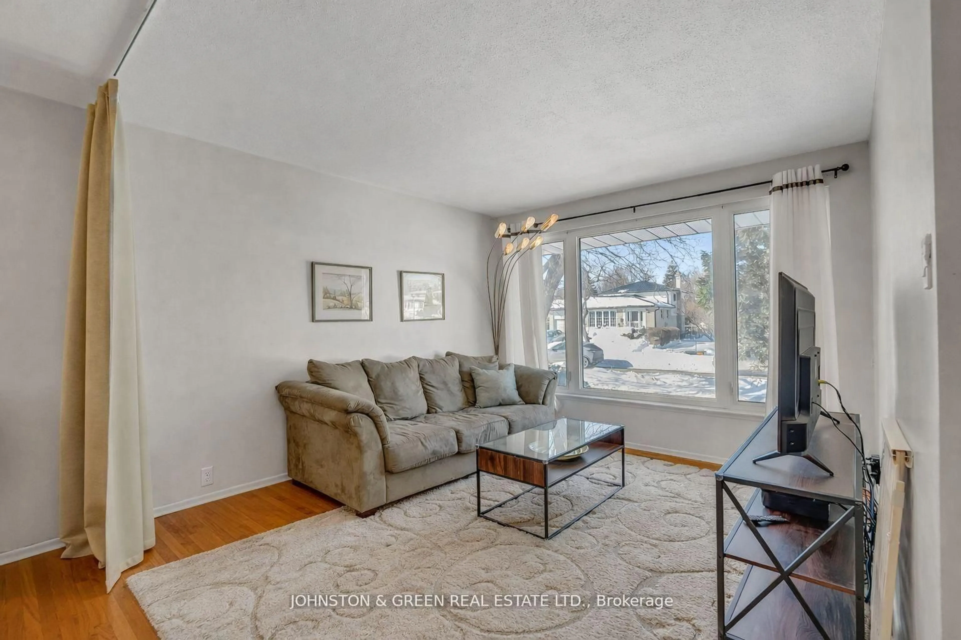 Living room with furniture, unknown for 1732 Oberon Cres, Mississauga Ontario L4X 2K8