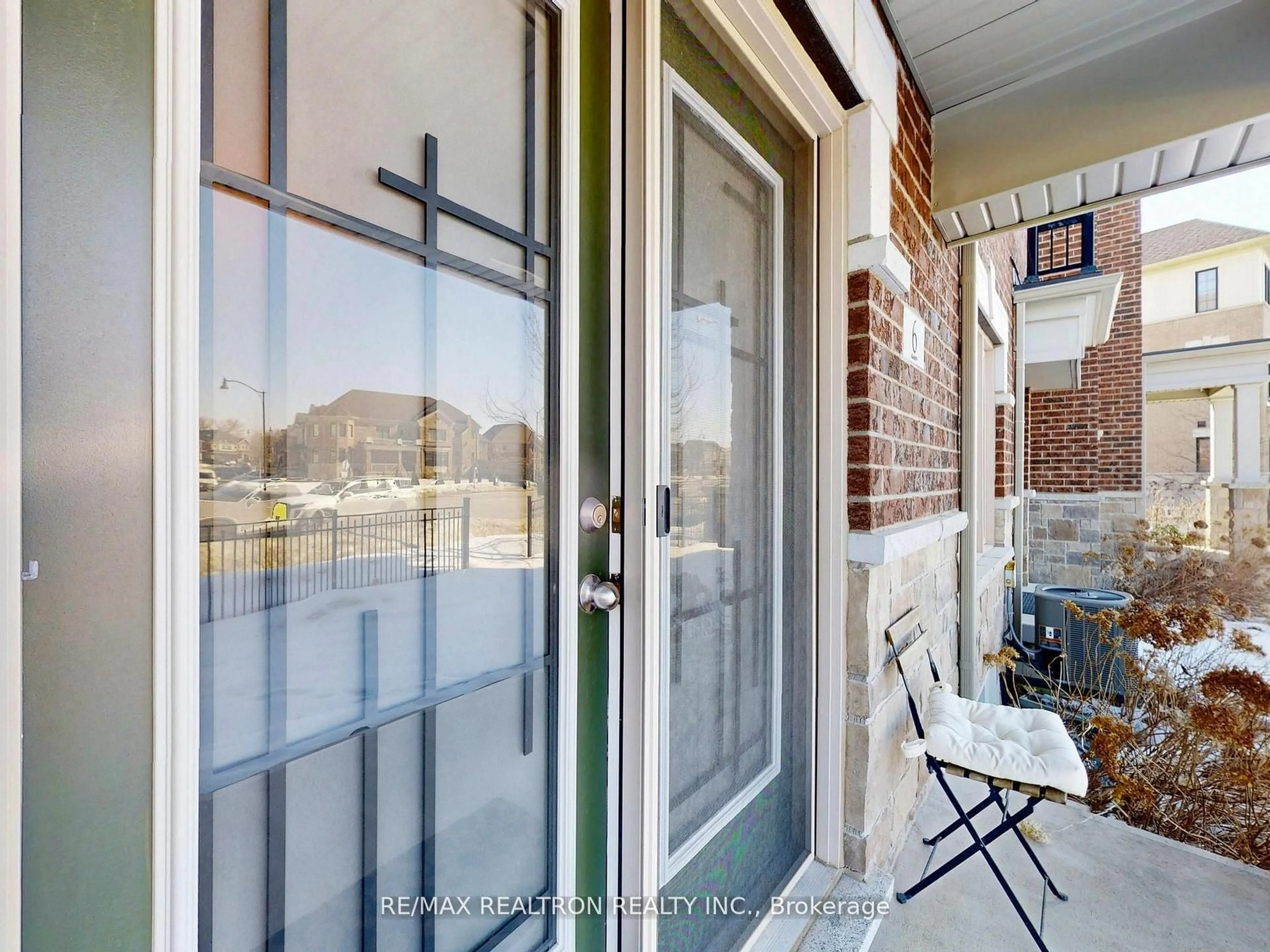 Indoor entryway for 6 Oakmore Lane, Brampton Ontario L6Y 6H5