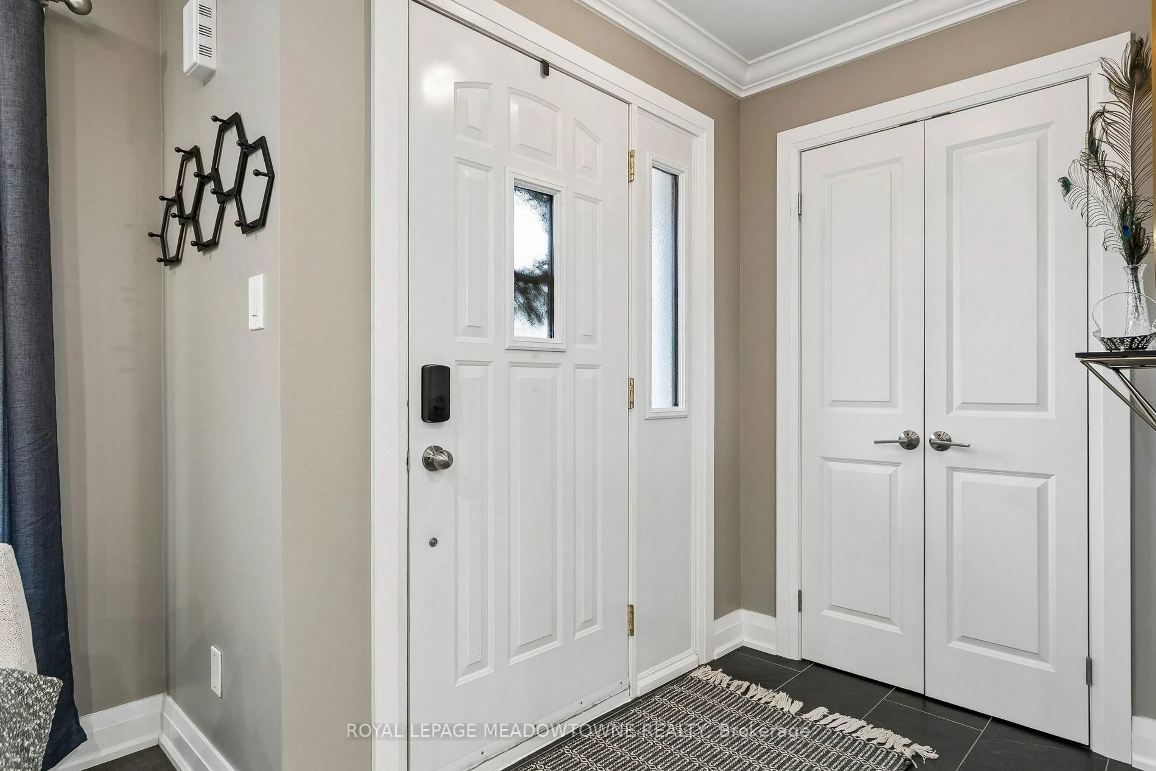 Indoor entryway for 1990 Silverberry Cres, Mississauga Ontario L5J 1C9