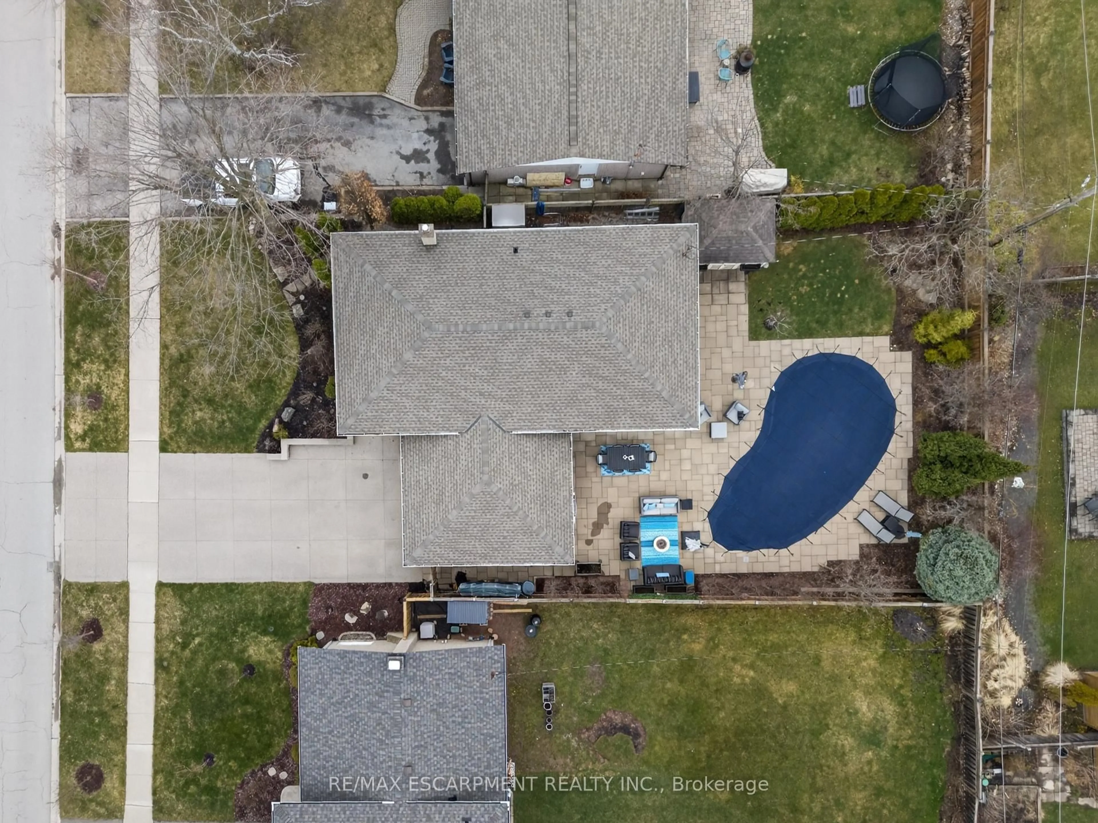 A pic from outside/outdoor area/front of a property/back of a property/a pic from drone, unknown for 316 Silvana Cres, Burlington Ontario L7L 2W1