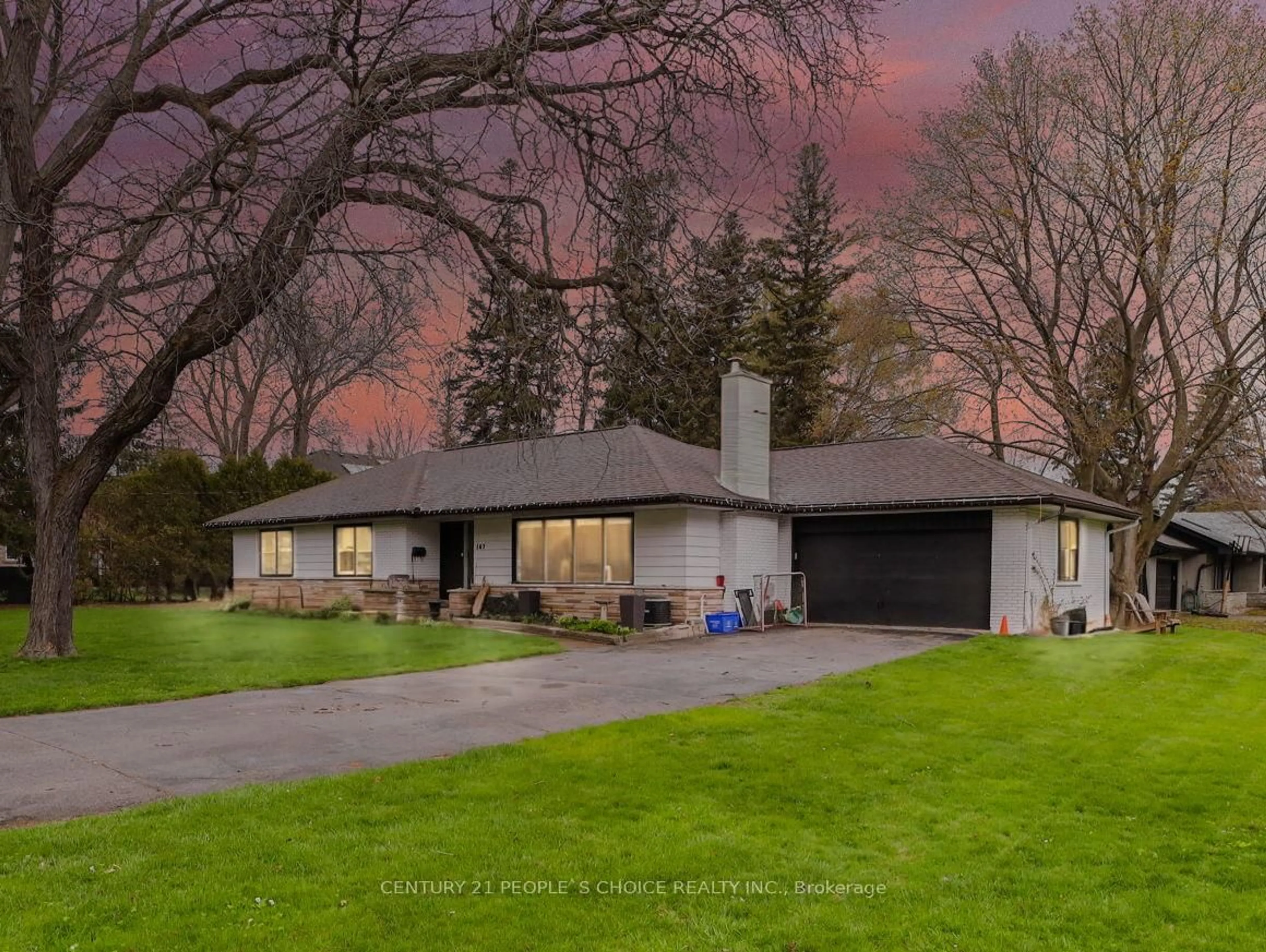 A pic from outside/outdoor area/front of a property/back of a property/a pic from drone, street for 167 Blue Water Pl, Burlington Ontario L7L 2J3