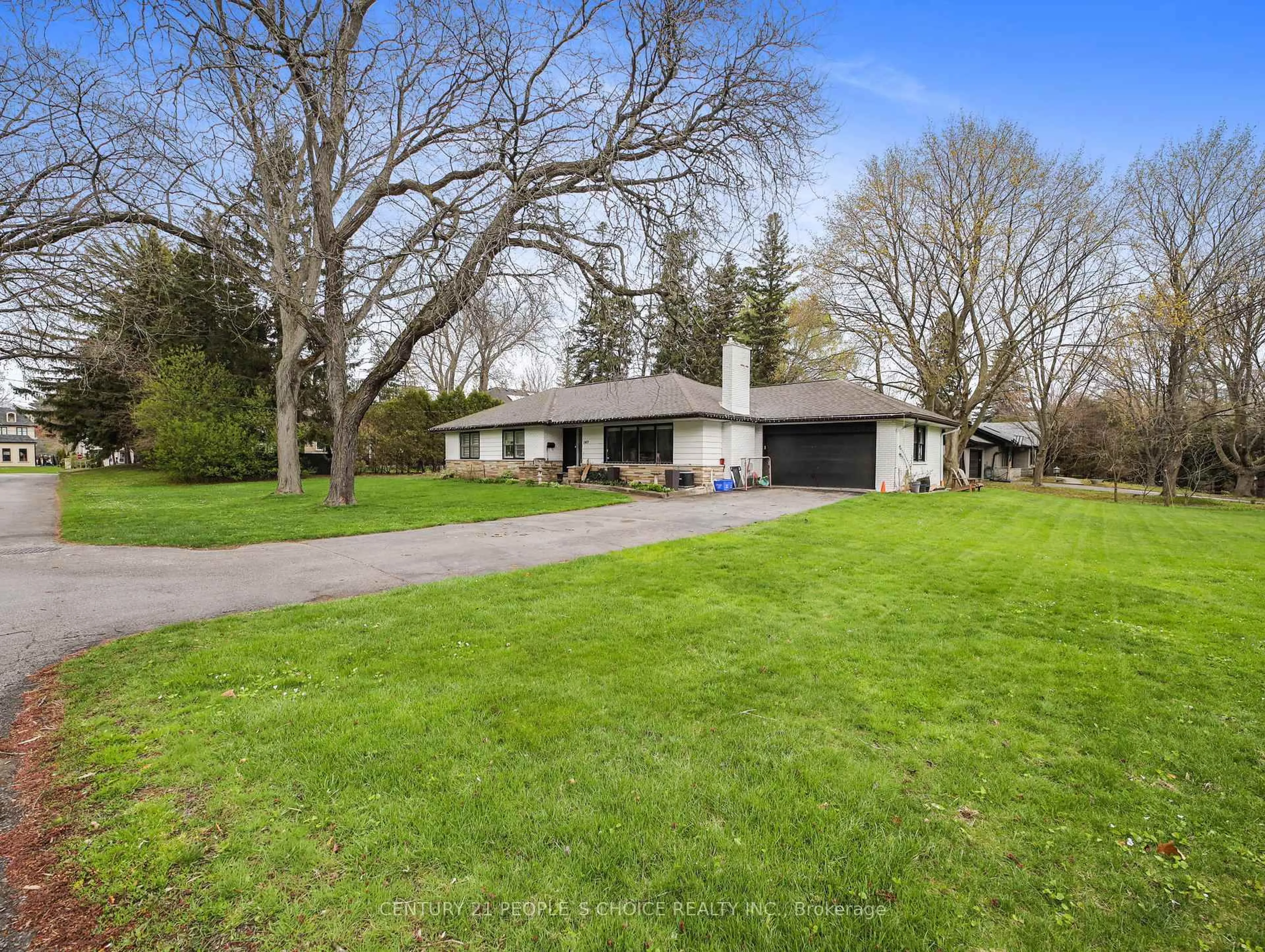 A pic from outside/outdoor area/front of a property/back of a property/a pic from drone, street for 167 Blue Water Pl, Burlington Ontario L7L 2J3