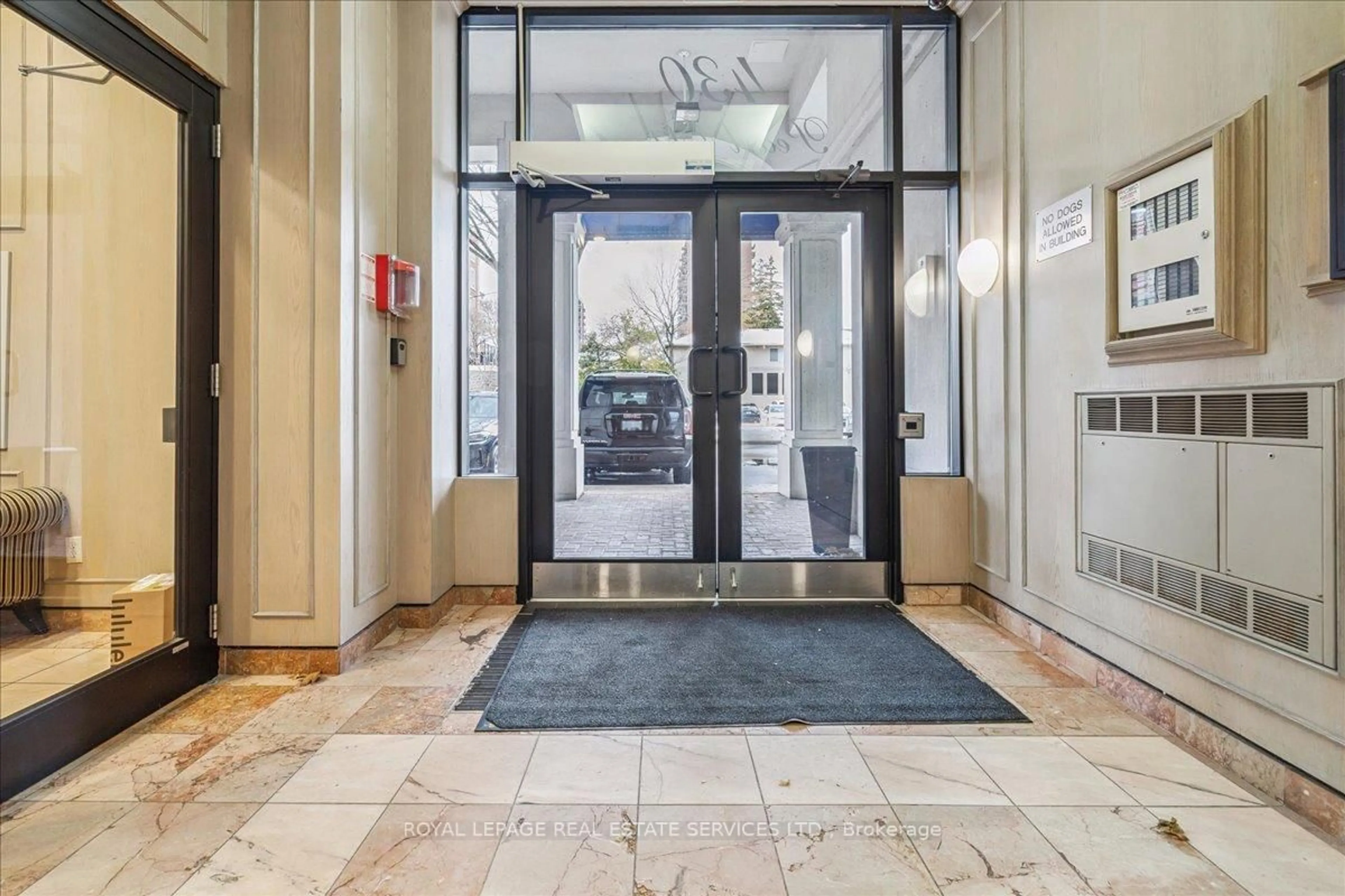 Indoor foyer for 430 Pearl St #412, Burlington Ontario L7R 4J8