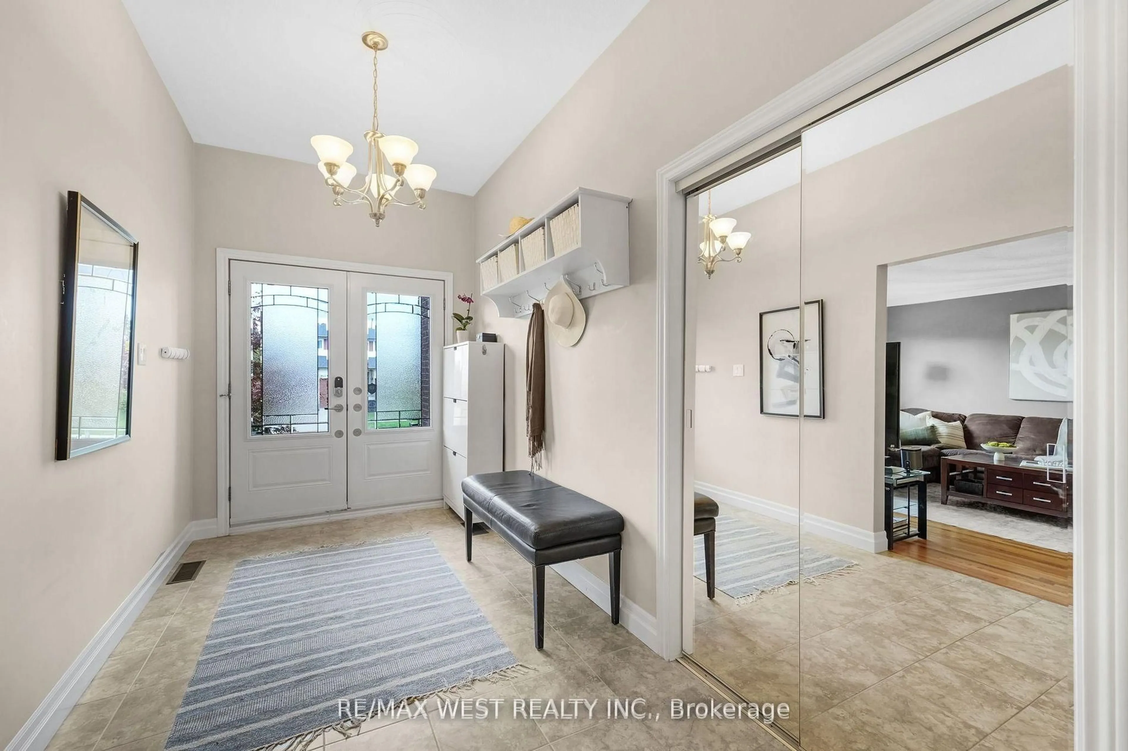 Indoor entryway for 2388 Carlanne Pl, Mississauga Ontario L5C 3C8