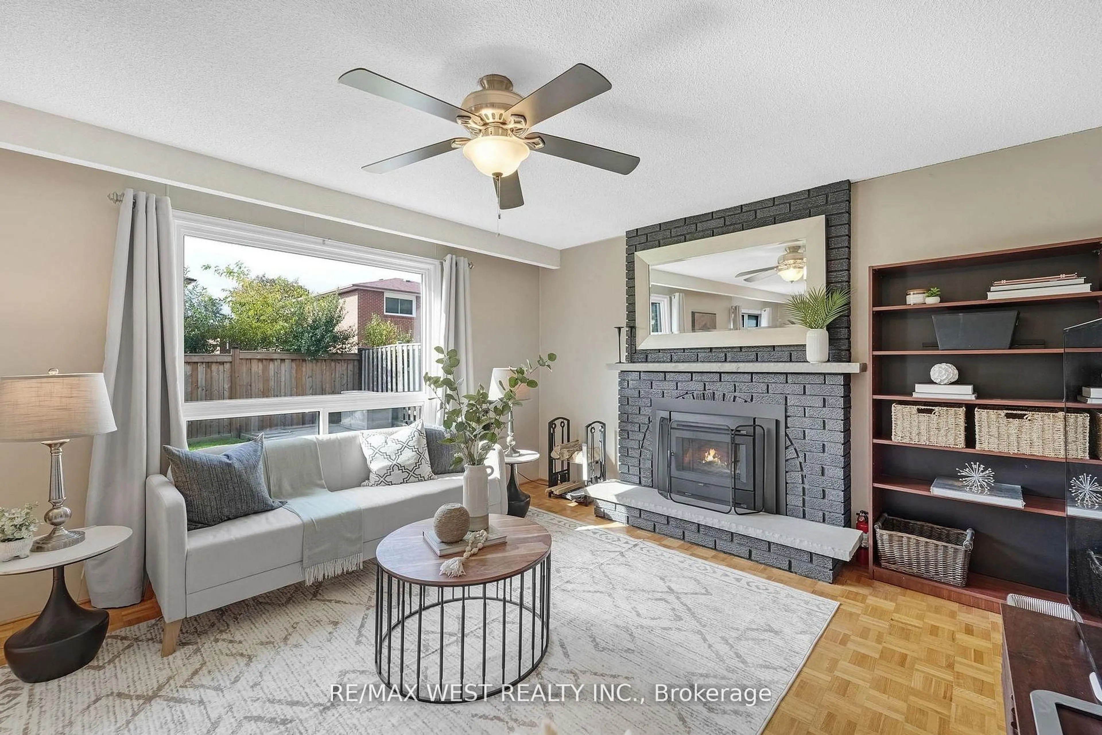 Living room with furniture, unknown for 2388 Carlanne Pl, Mississauga Ontario L5C 3C8