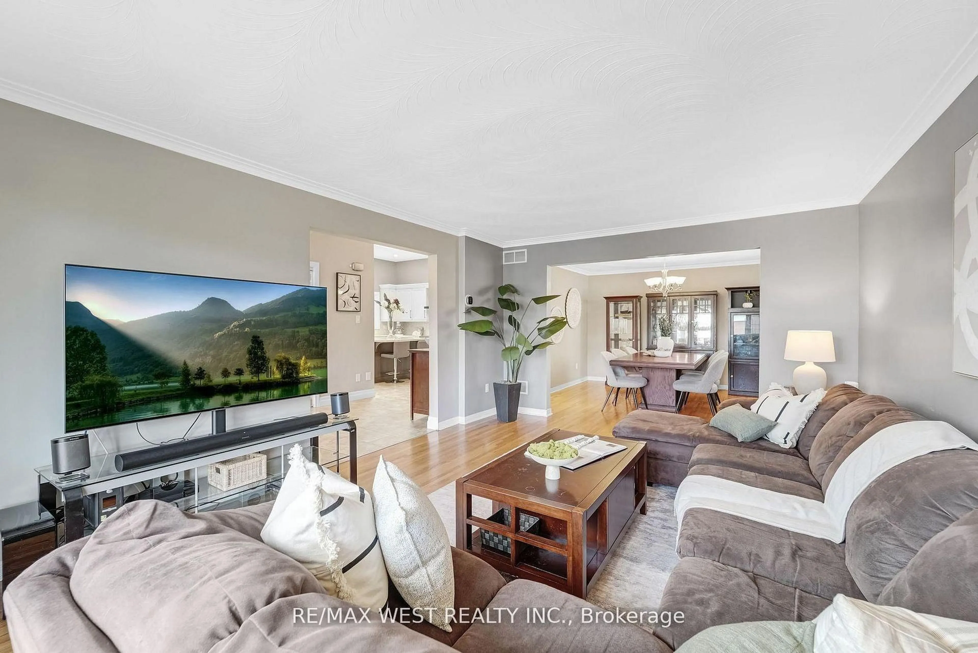 Living room with furniture, unknown for 2388 Carlanne Pl, Mississauga Ontario L5C 3C8