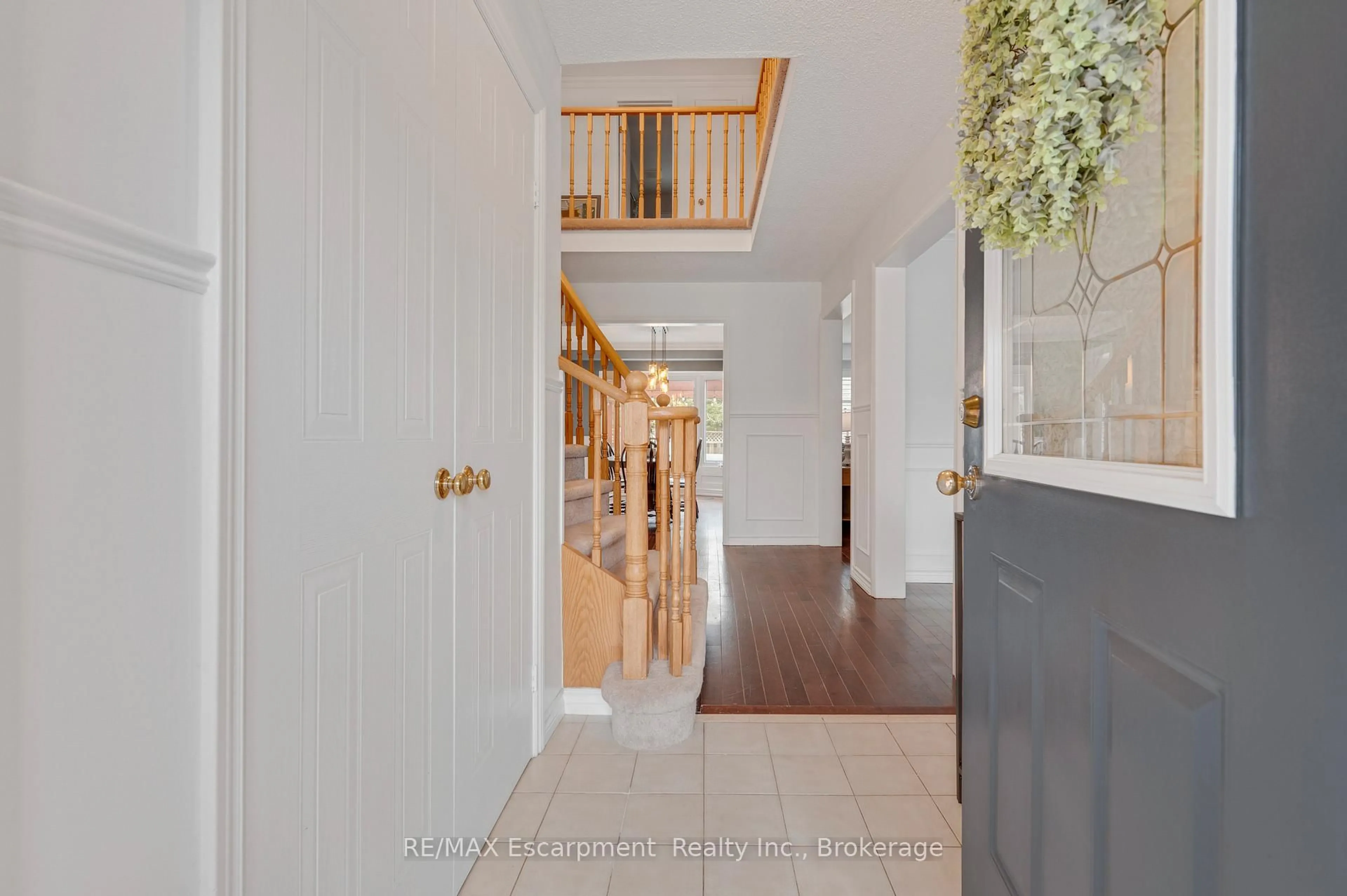 Indoor entryway for 2051 Deer Run Ave, Burlington Ontario L7M 2S1