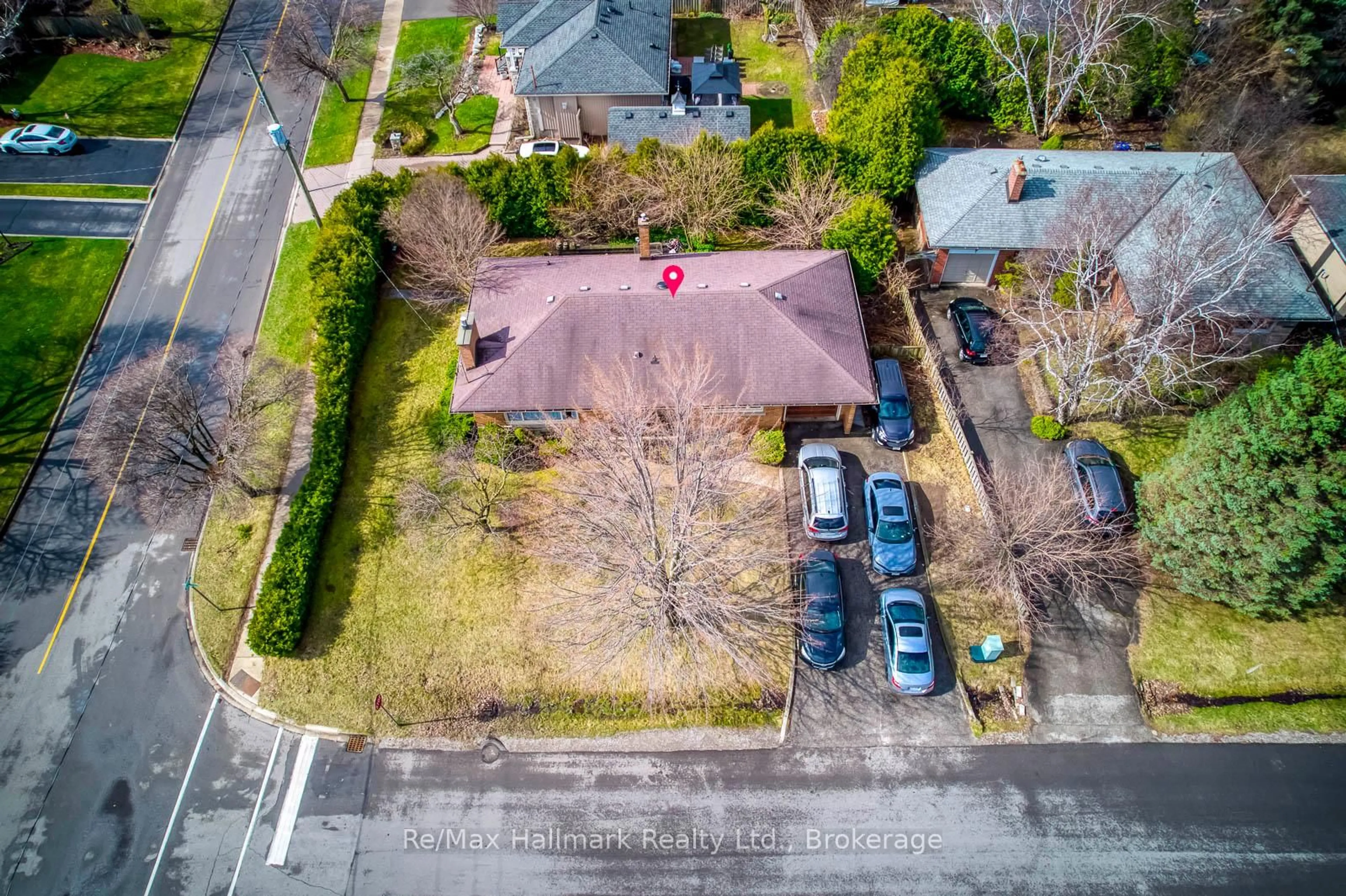 A pic from outside/outdoor area/front of a property/back of a property/a pic from drone, street for 216 Wales Cres, Oakville Ontario L6L 3X7