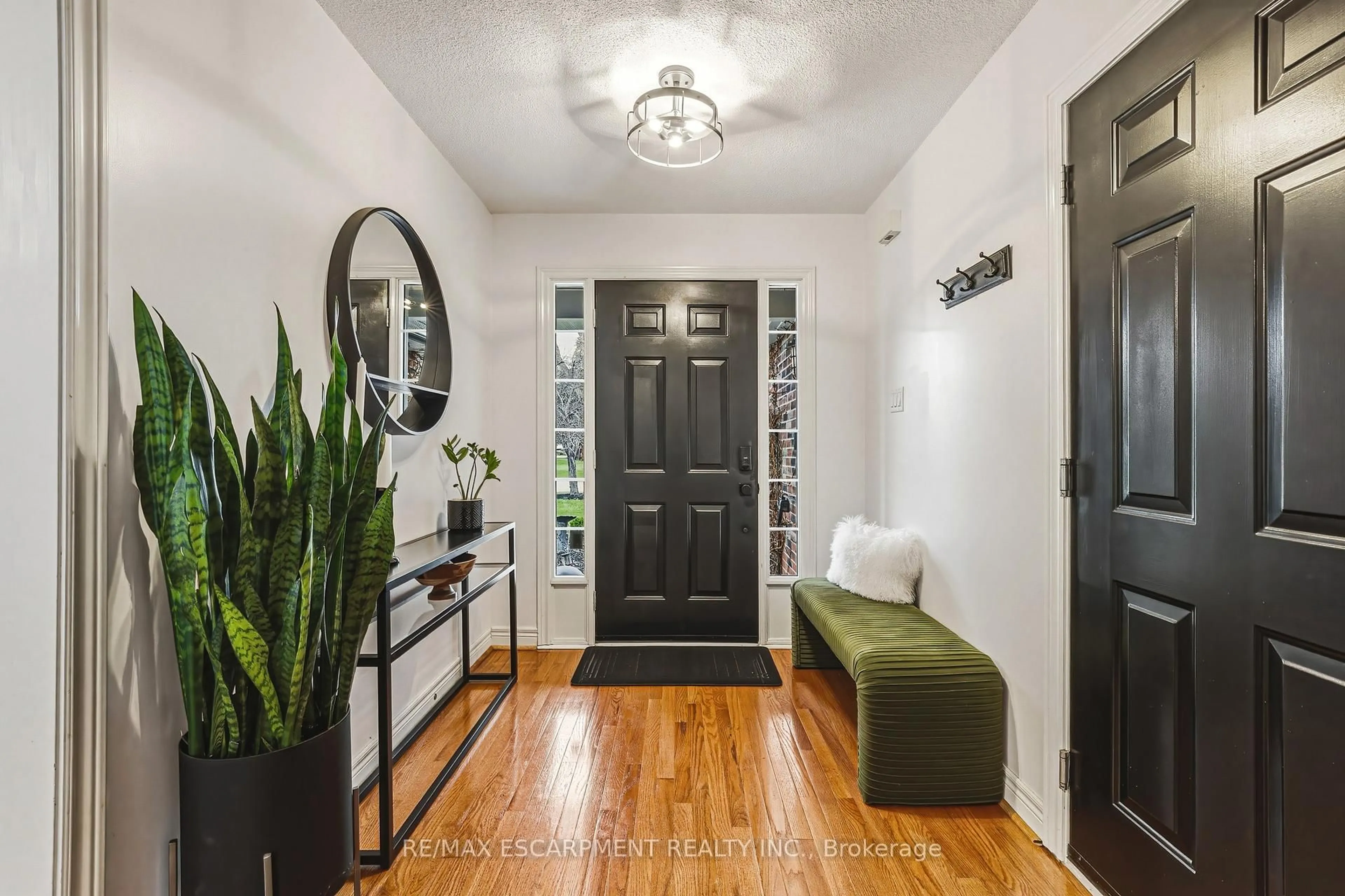Indoor entryway for 980 Glen View Ave, Burlington Ontario L7T 3Y6