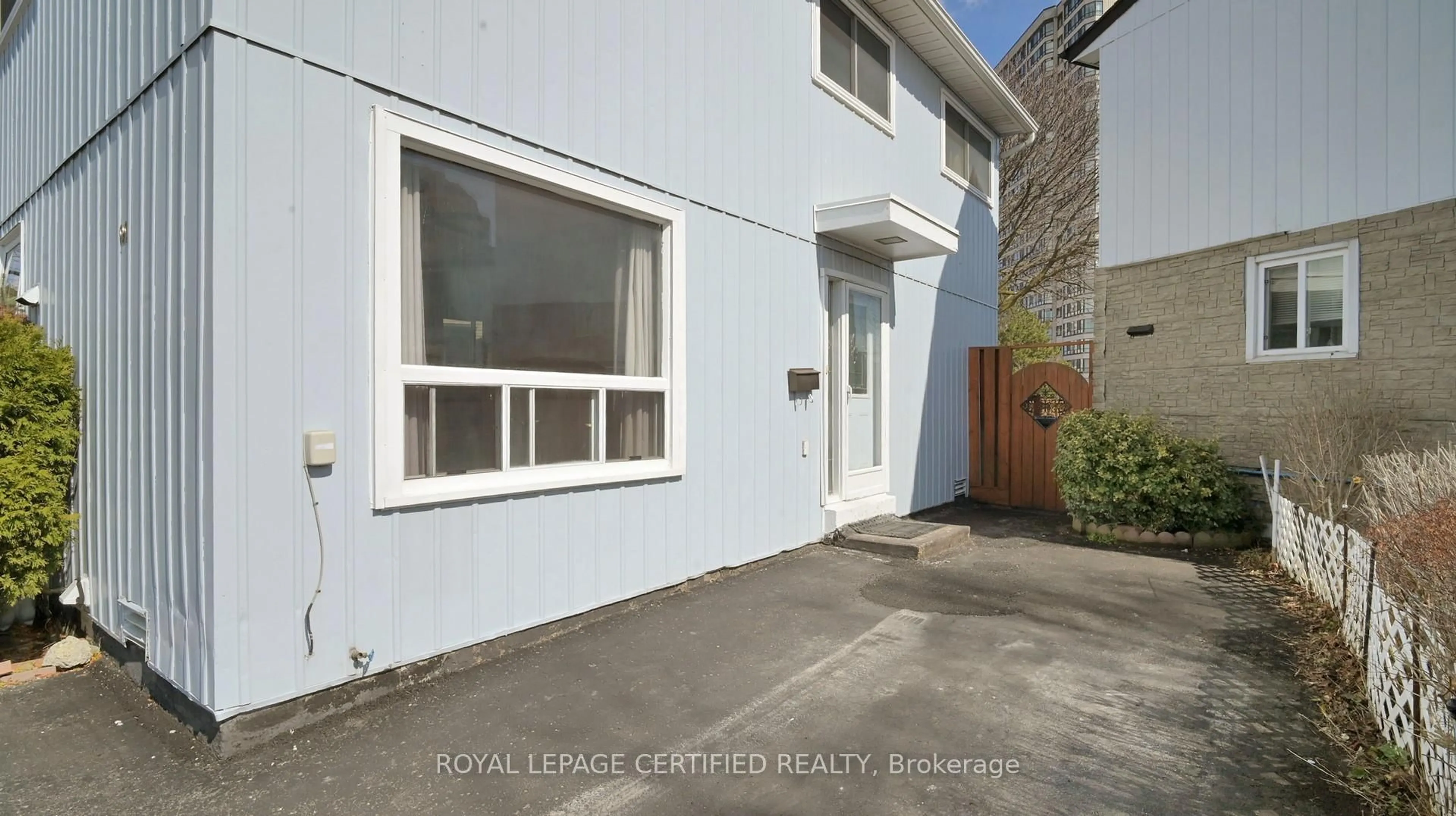 A pic from outside/outdoor area/front of a property/back of a property/a pic from drone, street for 99 Huntingwood Cres, Brampton Ontario L6S 1S5