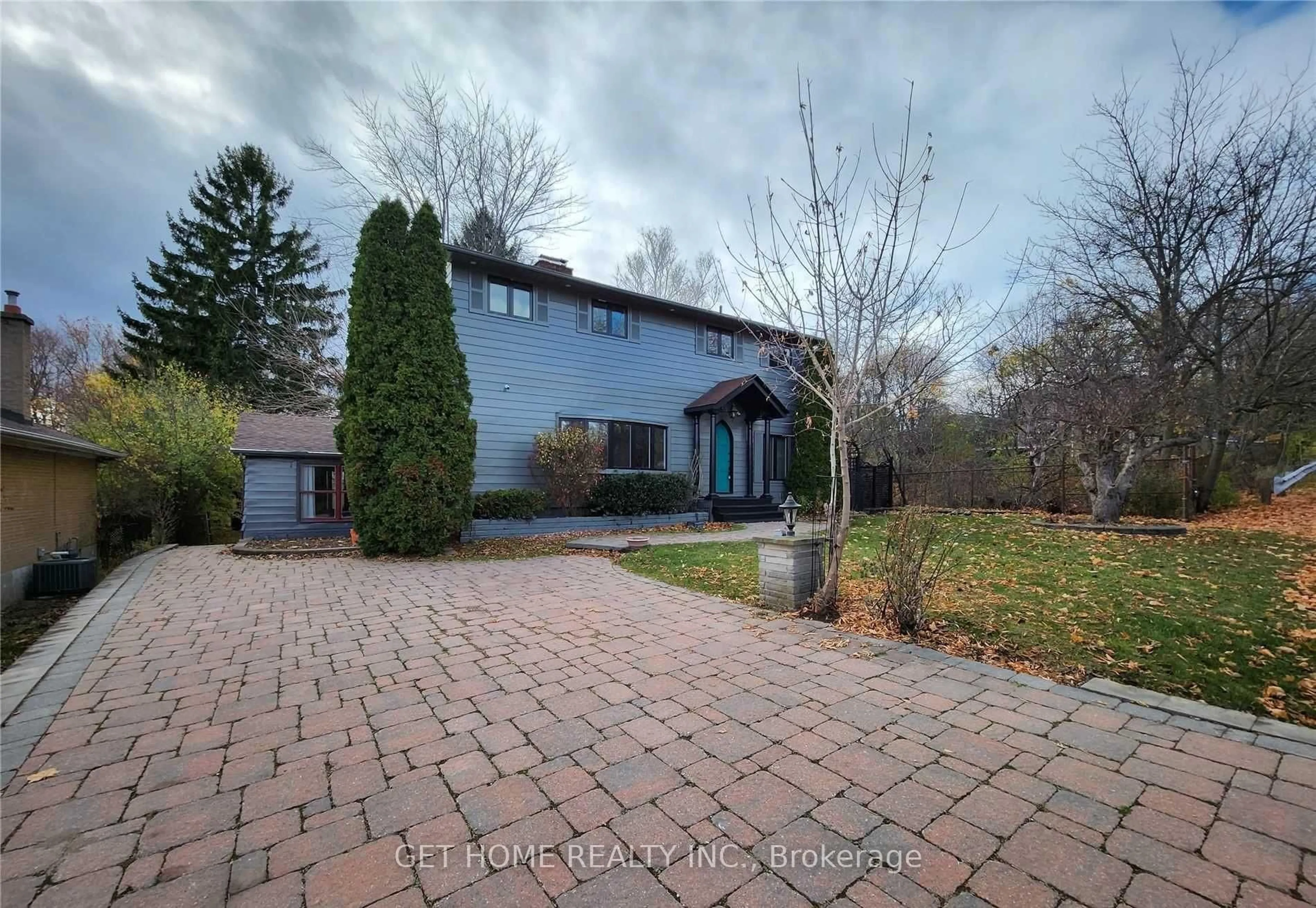 A pic from outside/outdoor area/front of a property/back of a property/a pic from drone, street for 1128 Kent Ave, Oakville Ontario L6H 1Z8