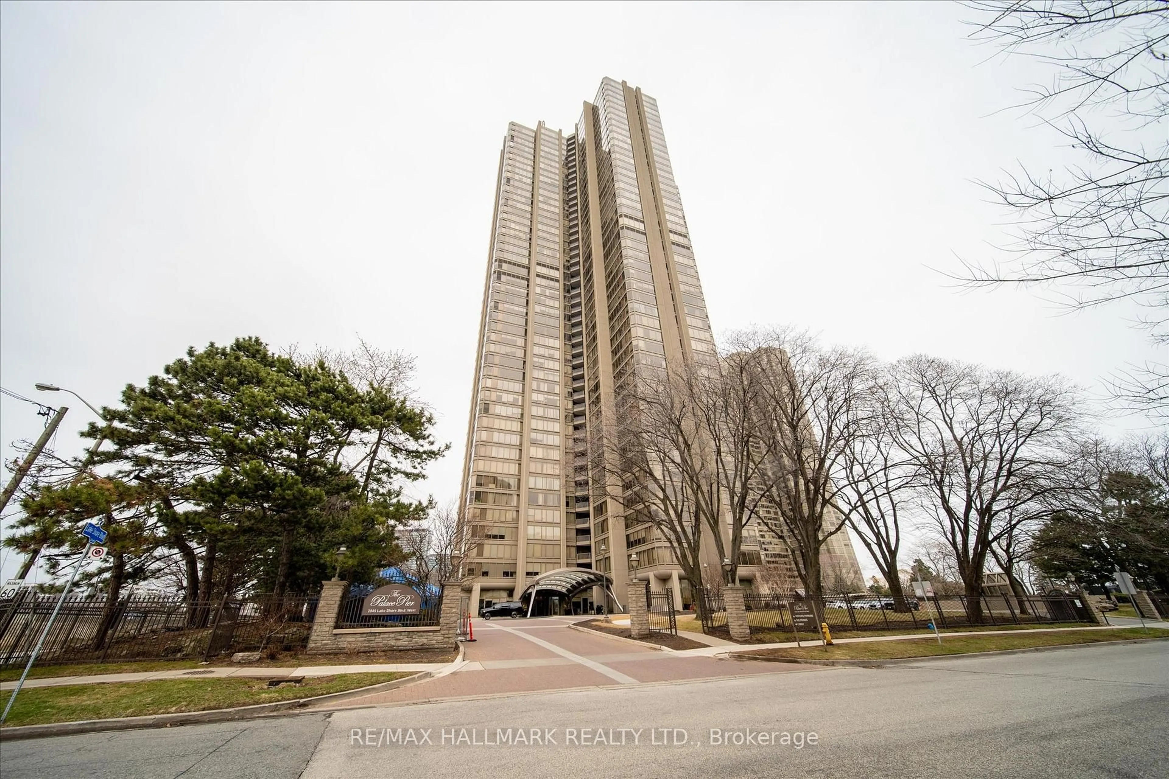 Indoor foyer for 2045 Lakeshore Blvd #1905, Toronto Ontario M8V 2Z6