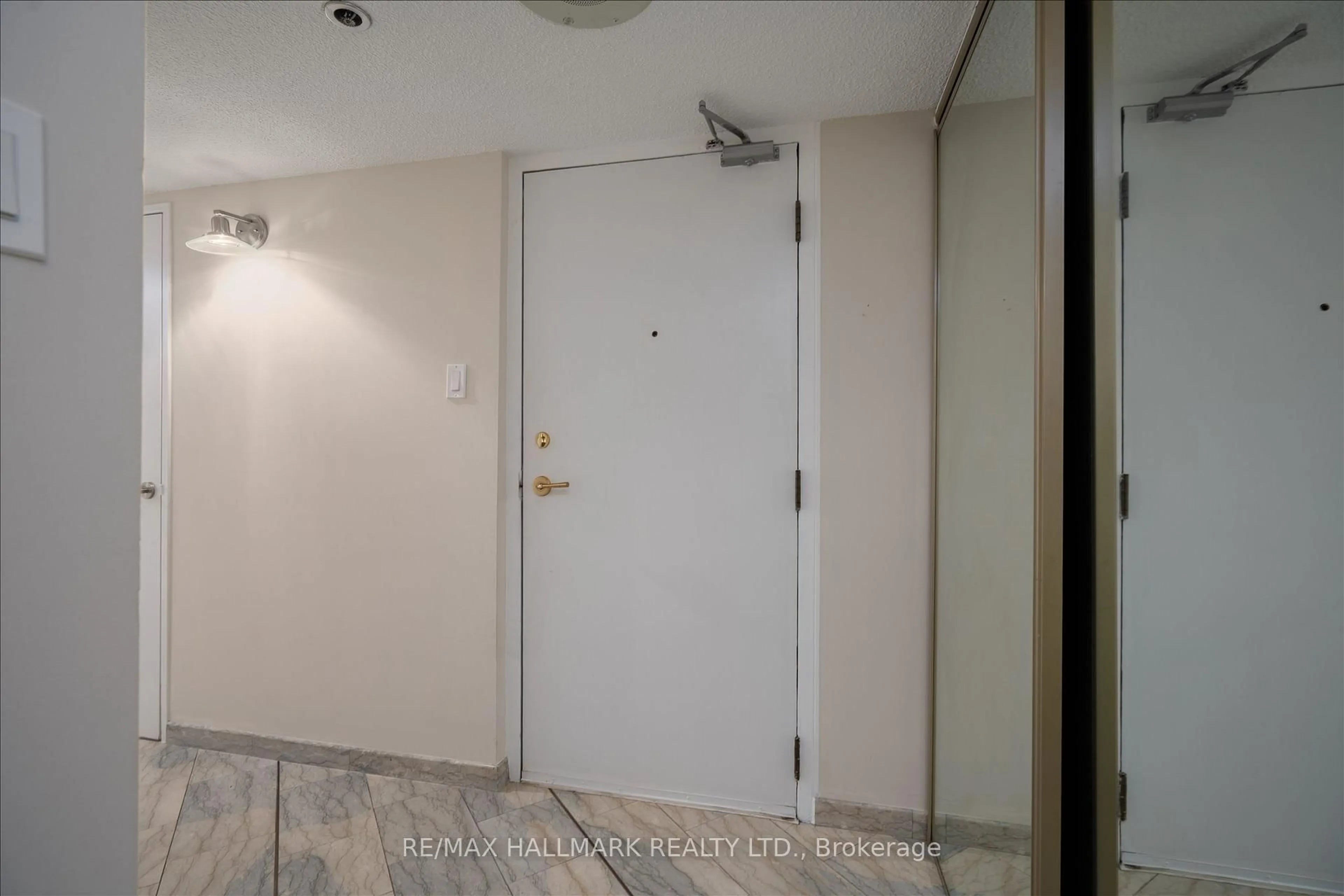 Indoor foyer for 2045 Lakeshore Blvd #1905, Toronto Ontario M8V 2Z6