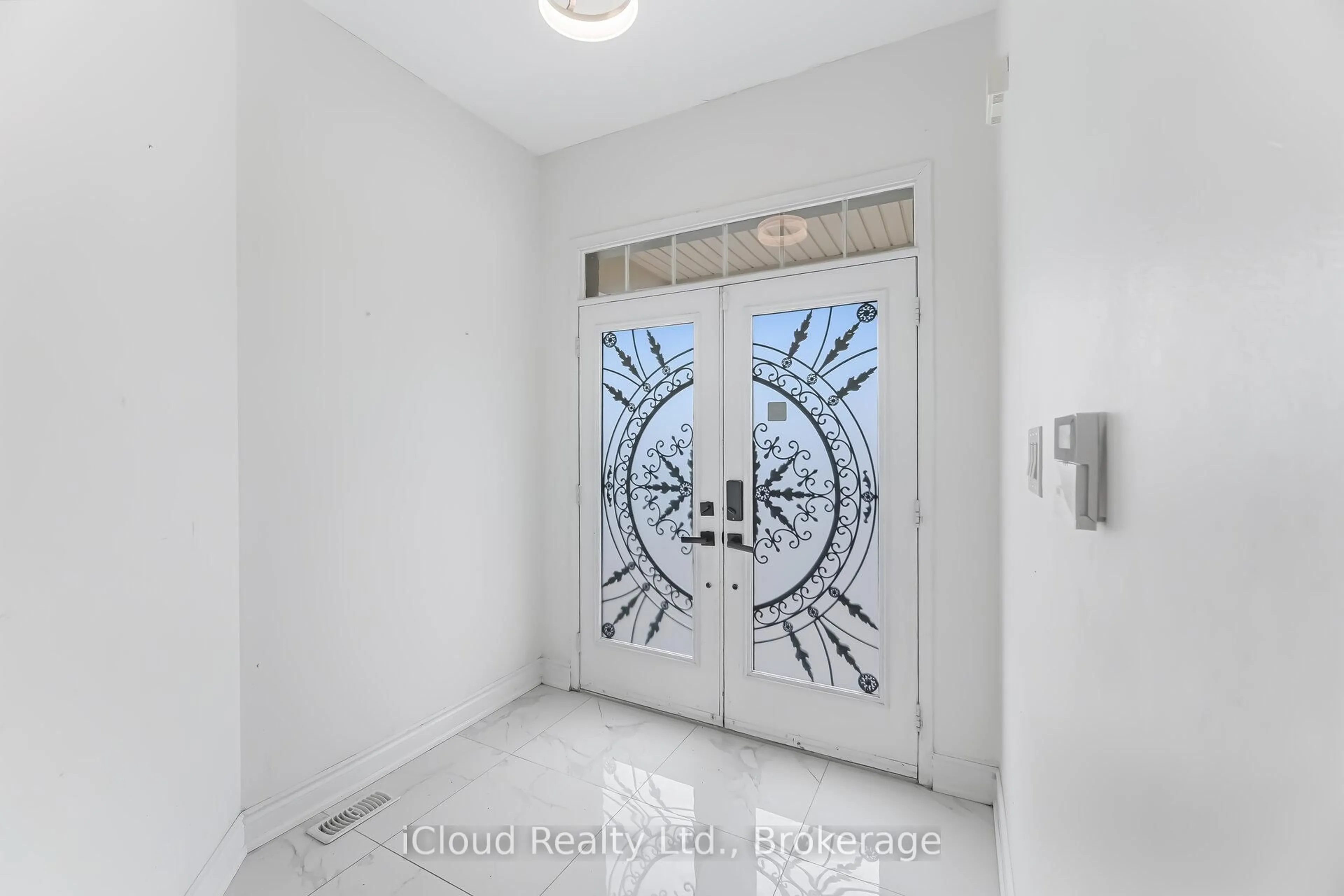 Indoor entryway for 81 Crown Victoria Dr, Brampton Ontario L7A 3X1
