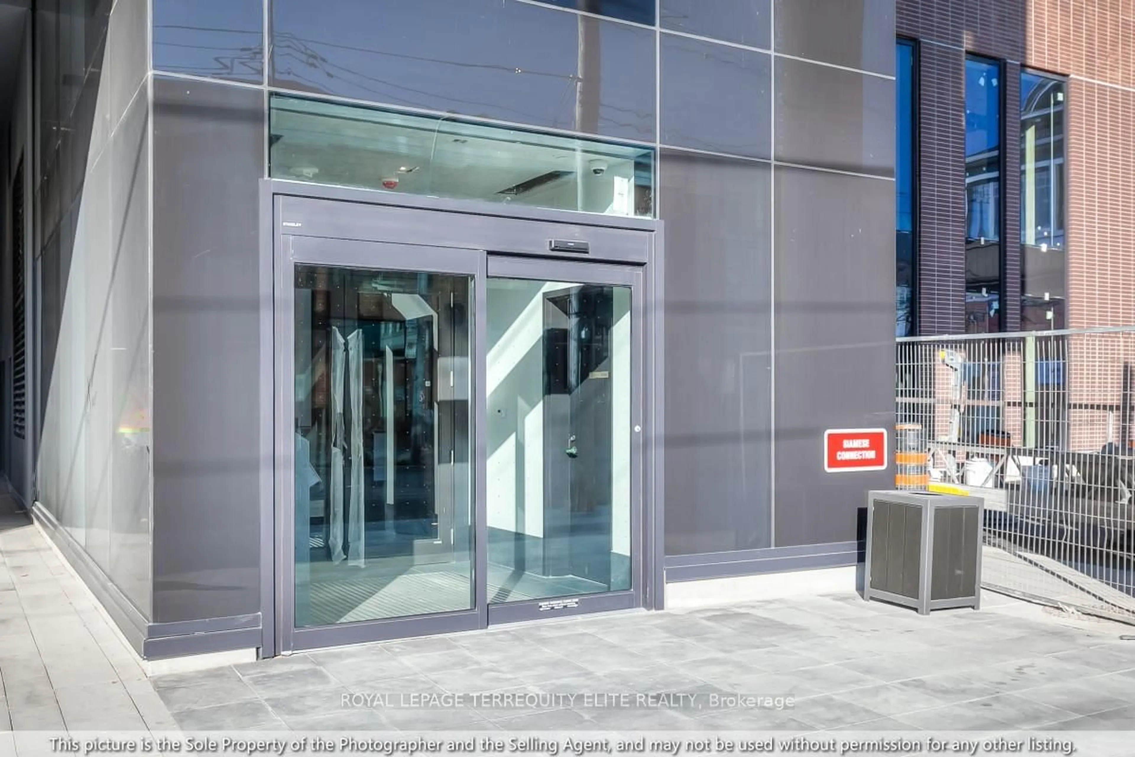 Indoor foyer for 270 Dufferin St #425, Toronto Ontario M6K 0H8