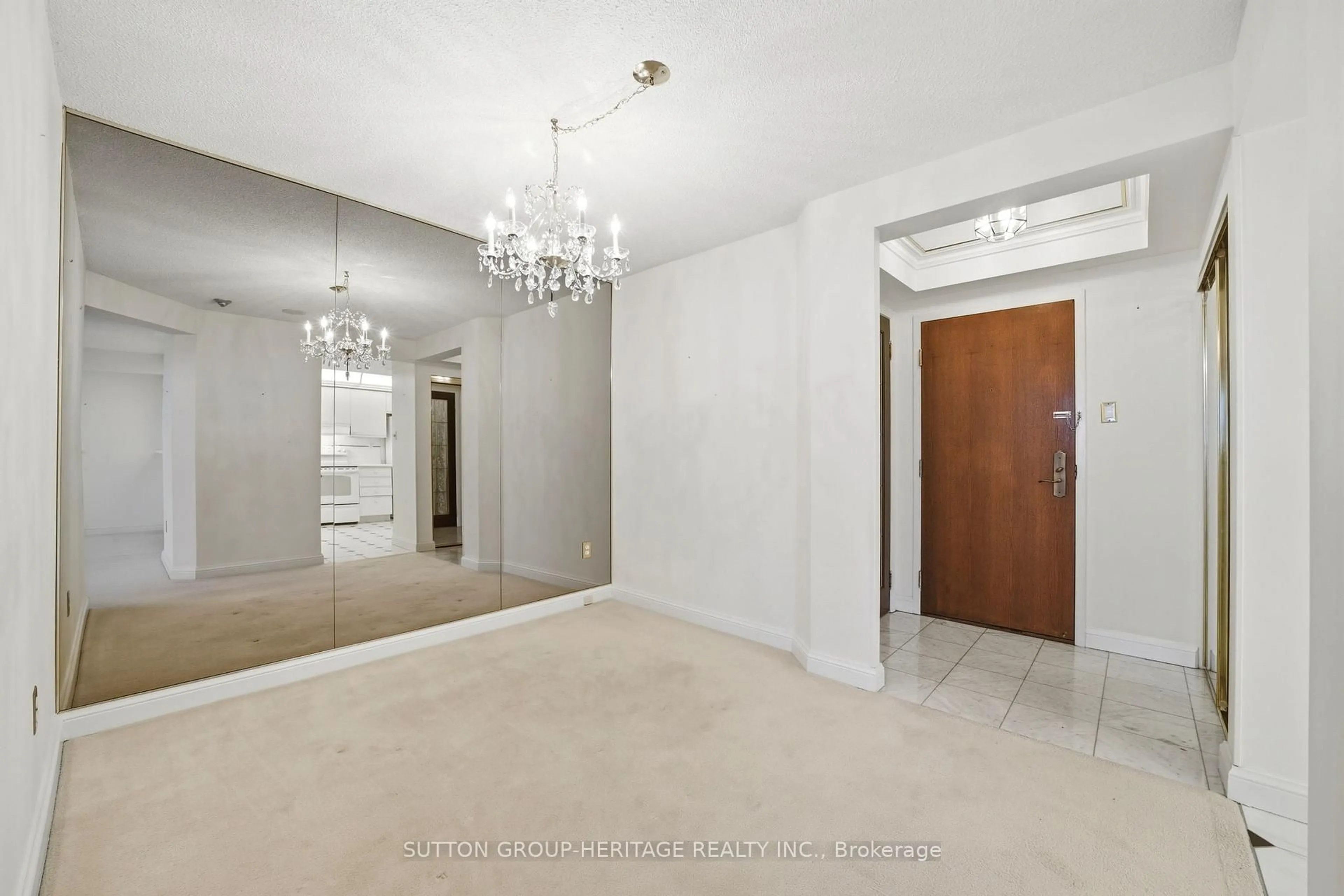 Indoor foyer for 24 Hanover Rd #1405, Brampton Ontario L6S 5K8