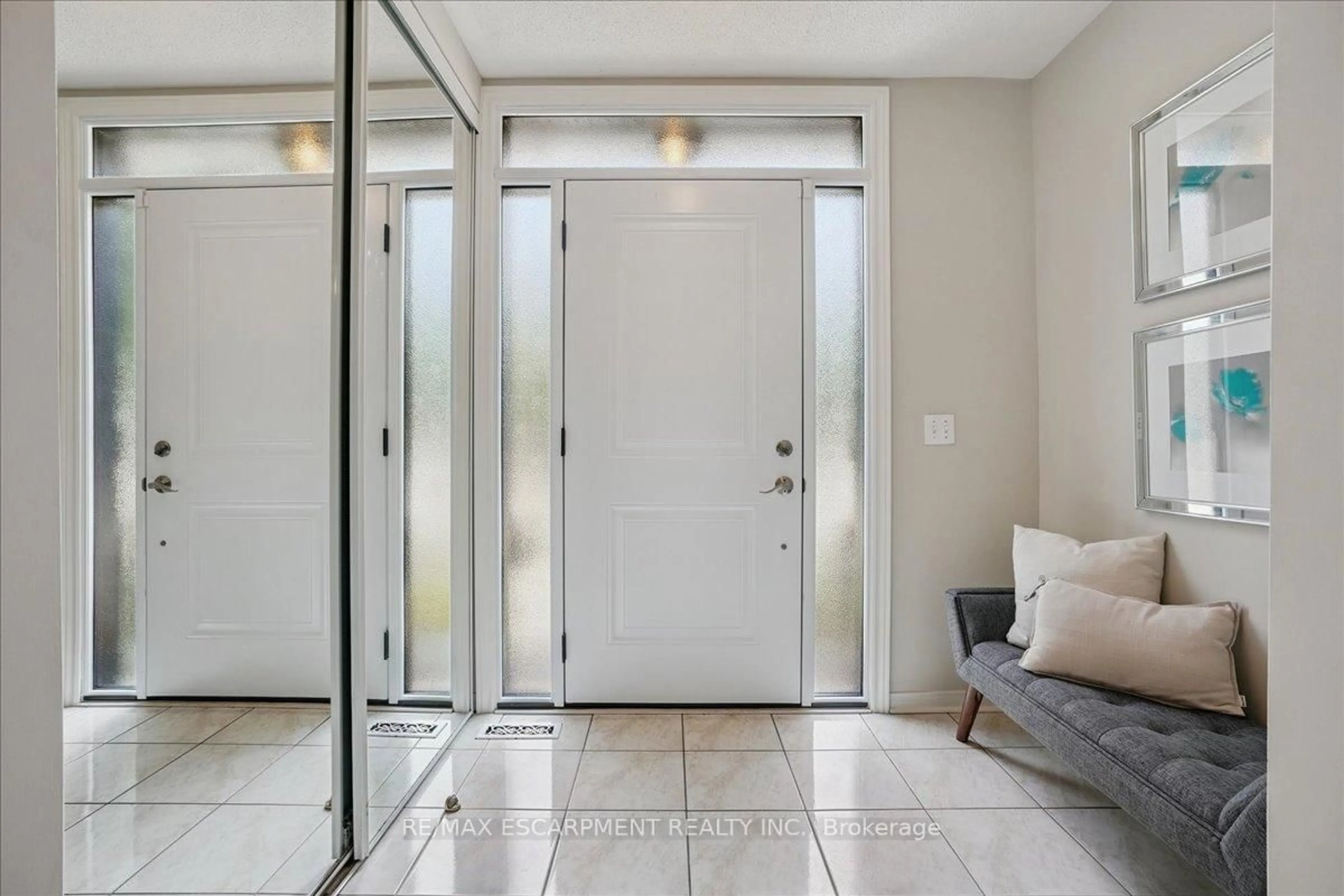 Indoor entryway for 105 River Glen Blvd, Oakville Ontario L6H 5Z5