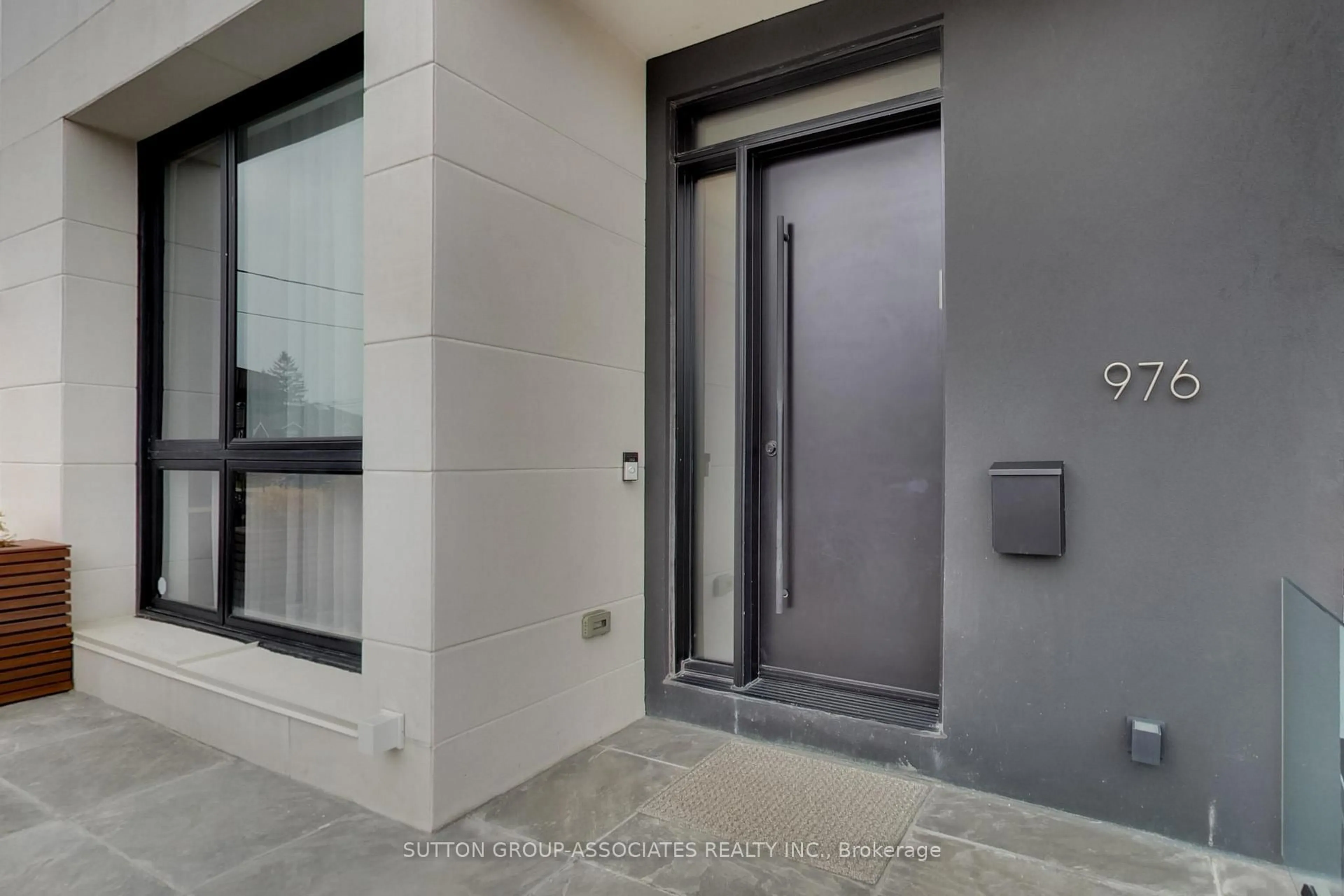 Indoor entryway for 976 Glencairn Ave, Toronto Ontario M6B 2A9