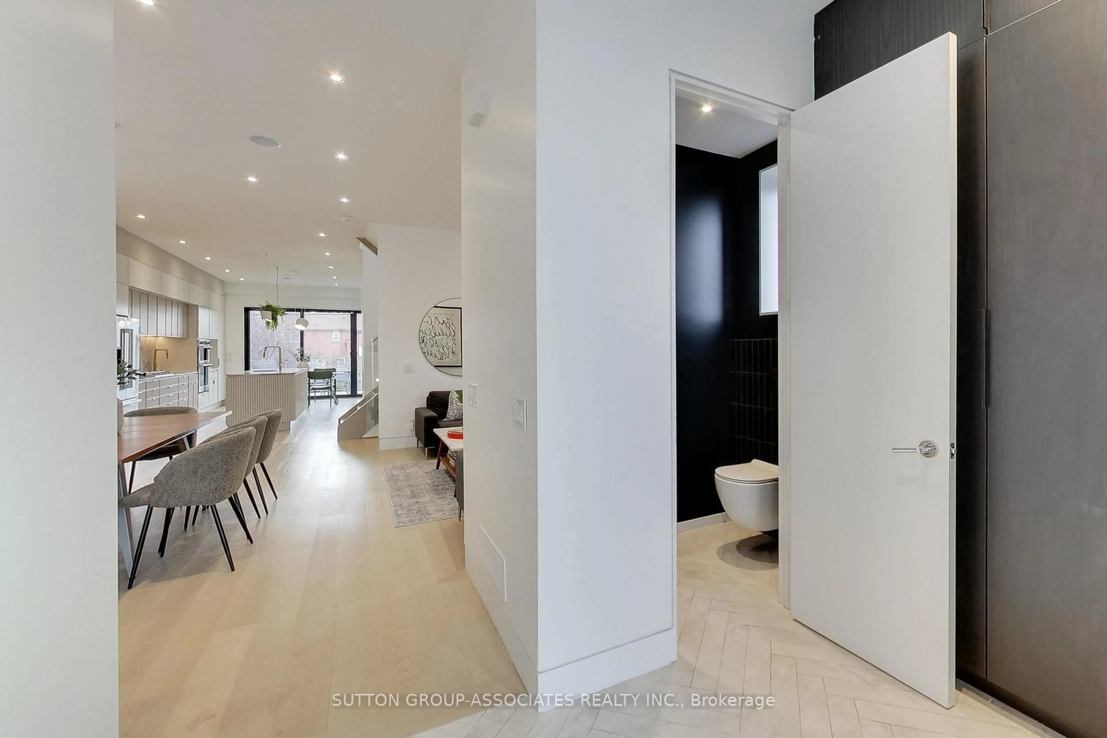 Indoor foyer for 976 Glencairn Ave, Toronto Ontario M6B 2A9