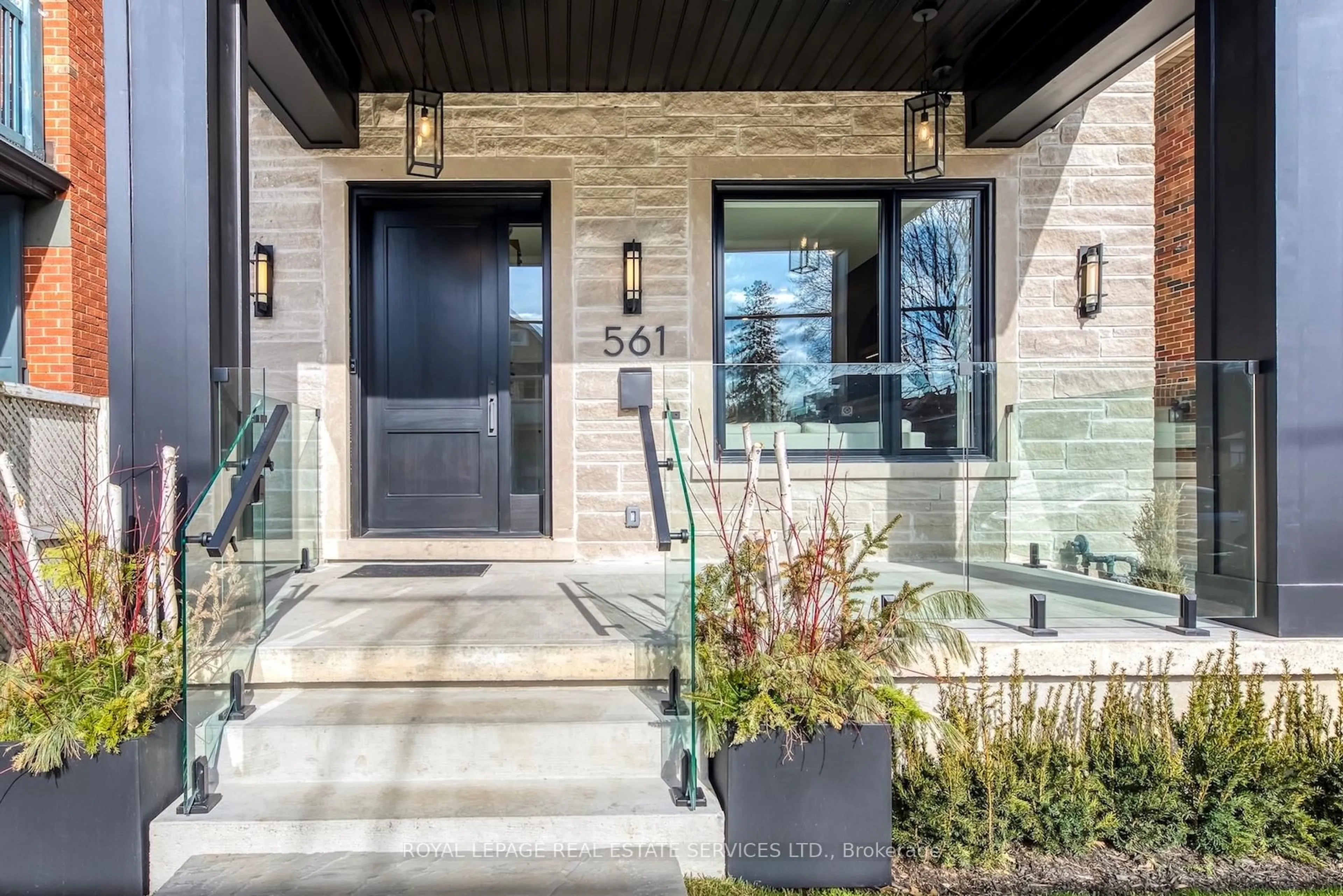 Indoor entryway for 561 Durie St, Toronto Ontario M6S 3H2