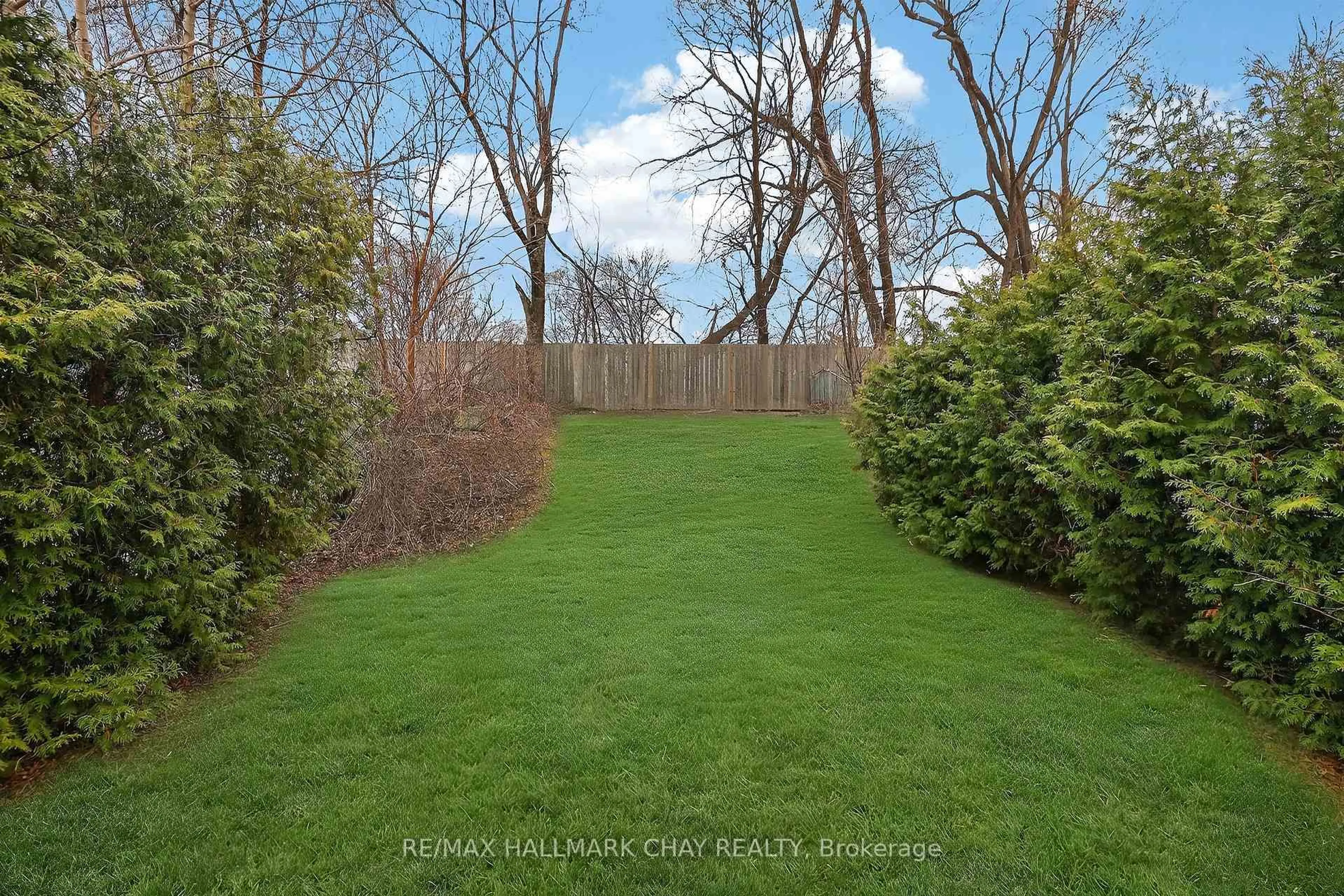 A pic from outside/outdoor area/front of a property/back of a property/a pic from drone, forest/trees view for 368 Lara Woods, Mississauga Ontario L5A 3A9