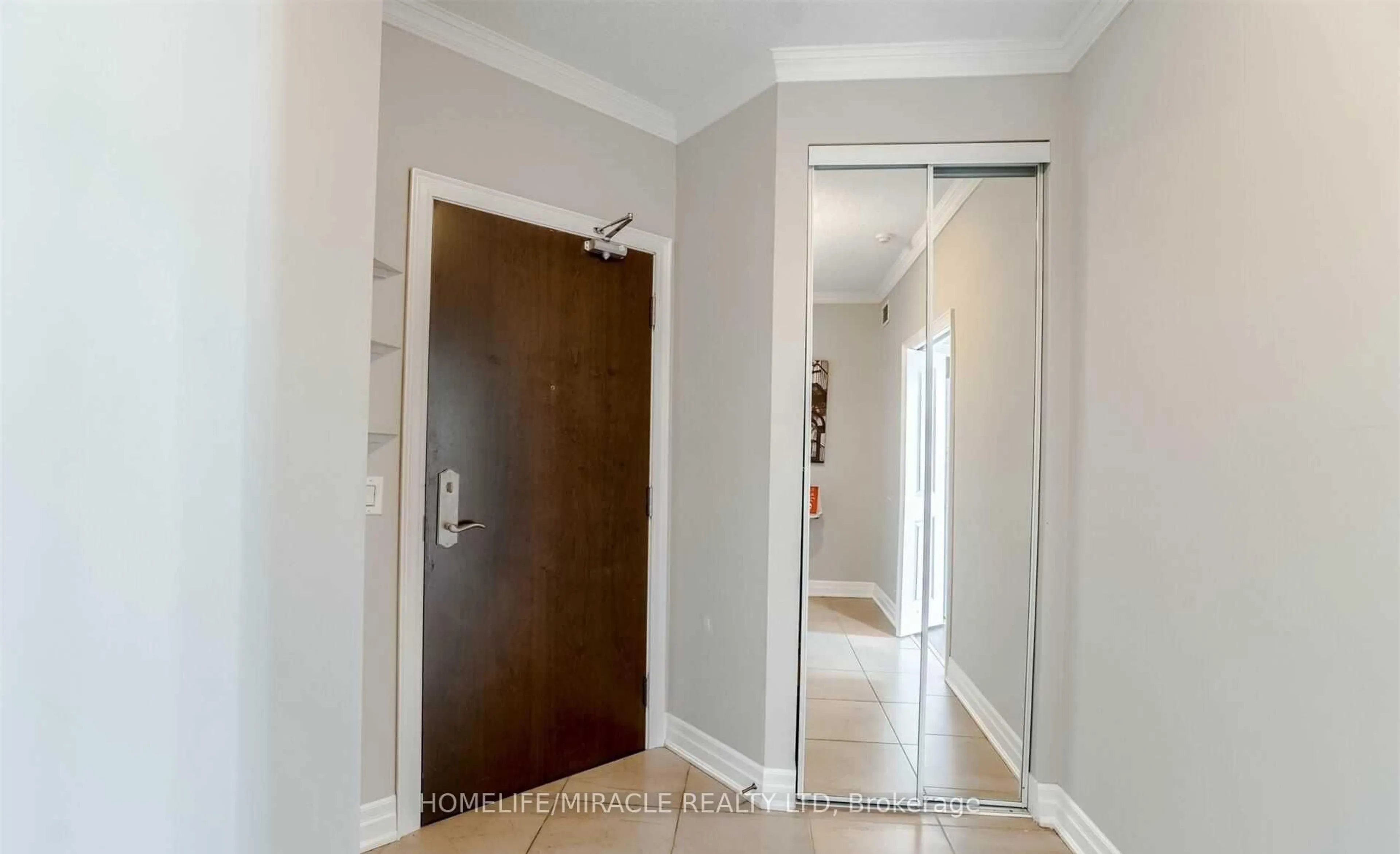 Indoor entryway for 100 John St #1002, Brampton Ontario L6W 0A8