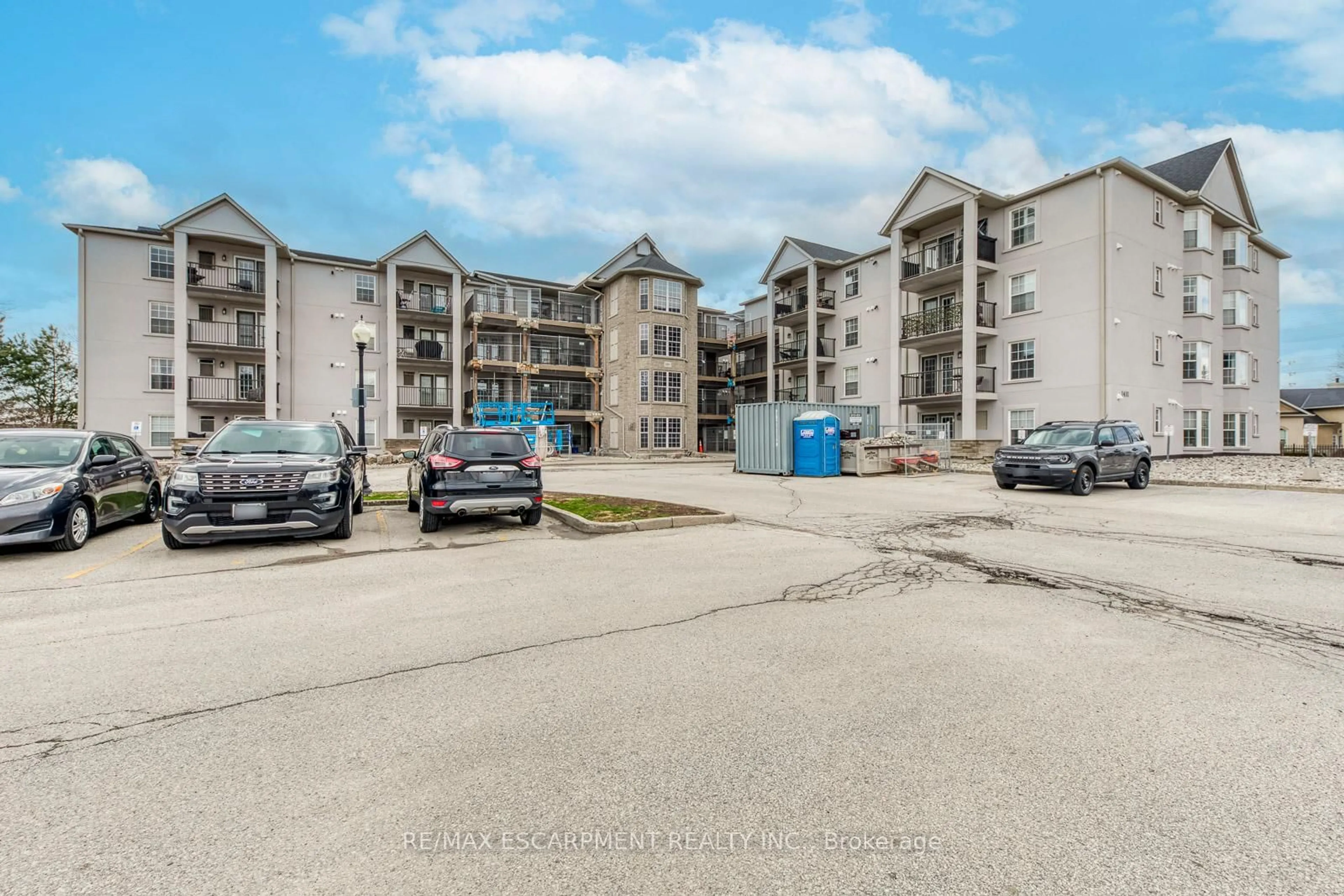 A pic from outside/outdoor area/front of a property/back of a property/a pic from drone, unknown for 1411 Walkers Line #302, Burlington Ontario L7M 4P5