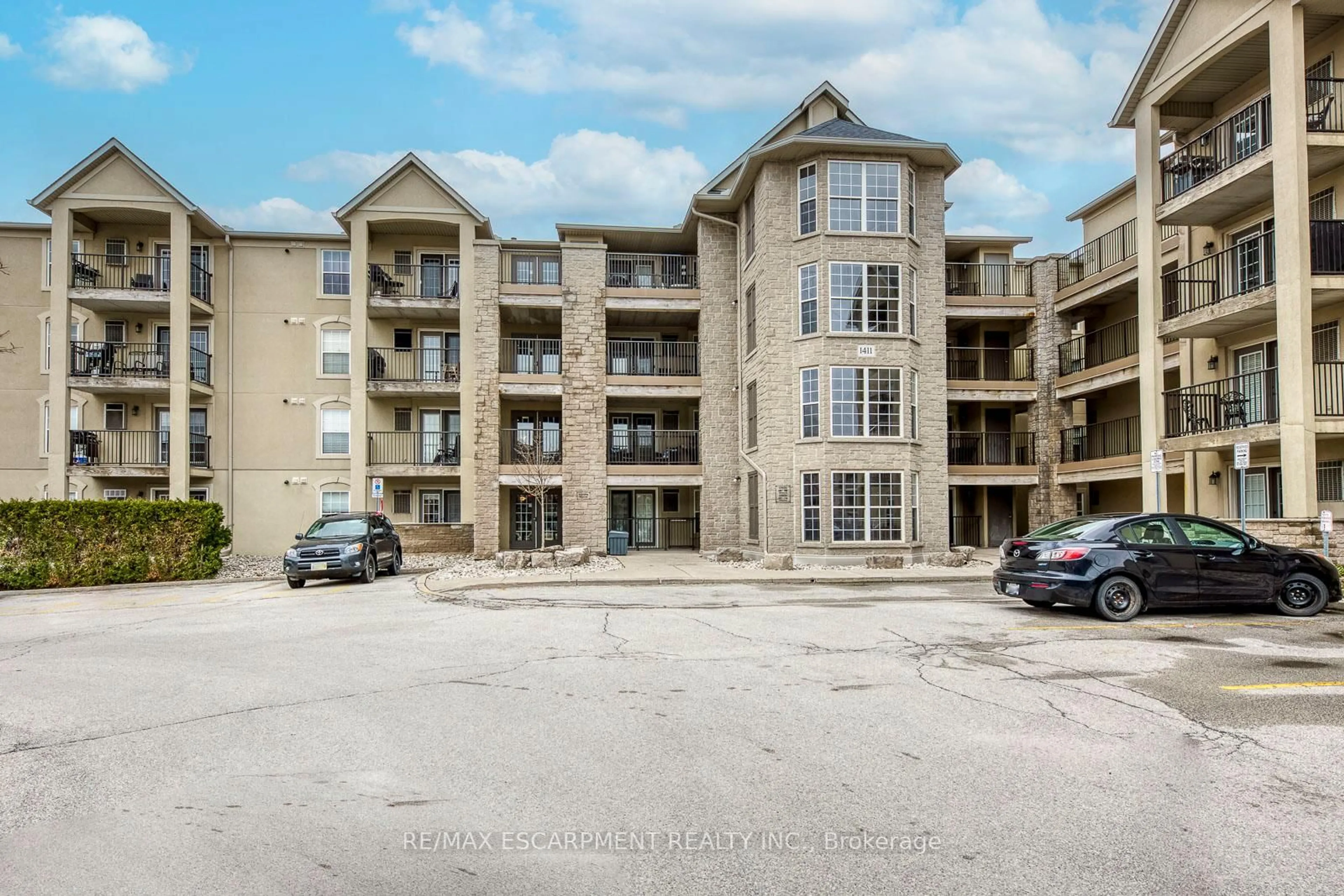 A pic from outside/outdoor area/front of a property/back of a property/a pic from drone, unknown for 1411 Walkers Line #302, Burlington Ontario L7M 4P5