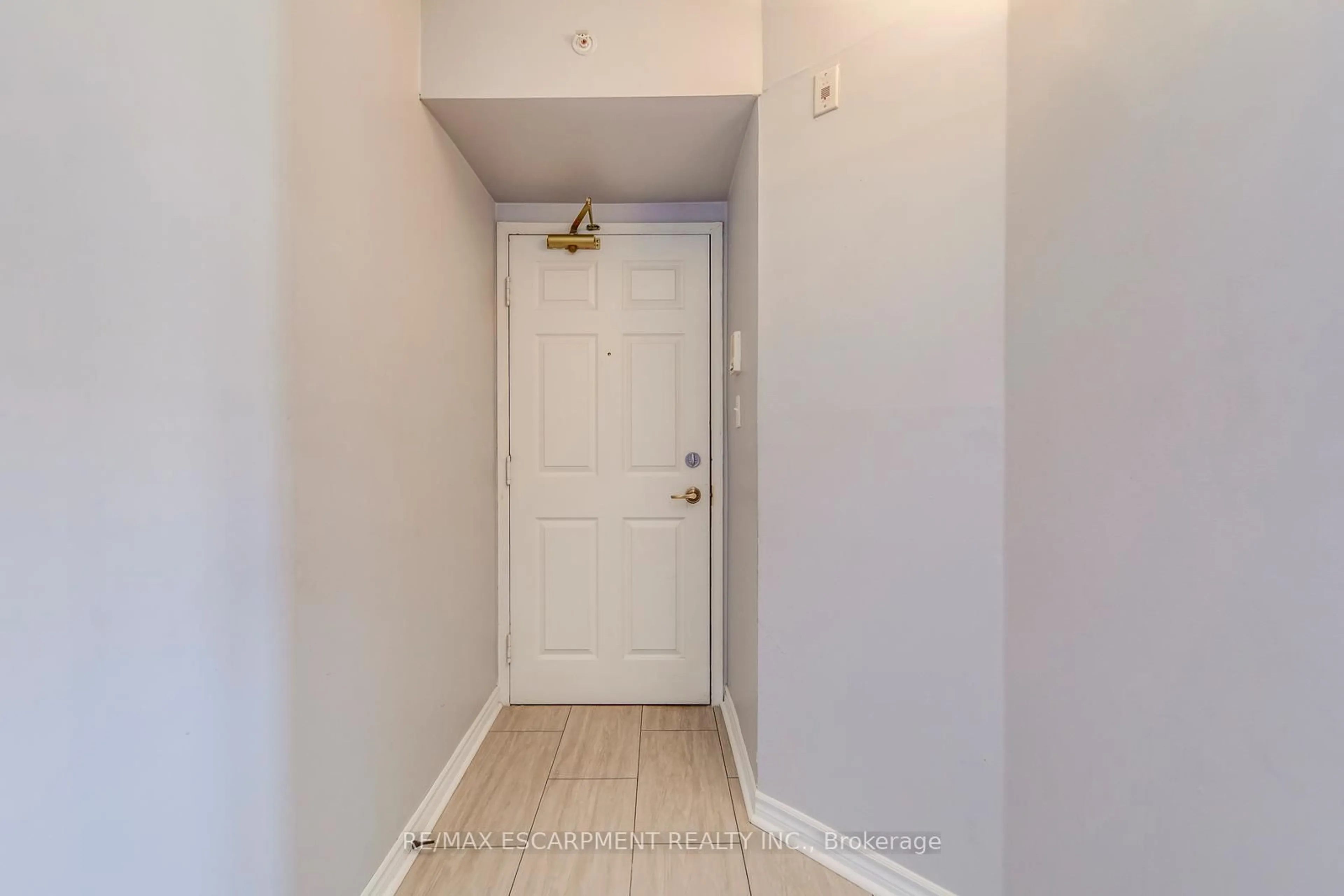 Indoor entryway for 1411 Walkers Line #302, Burlington Ontario L7M 4P5