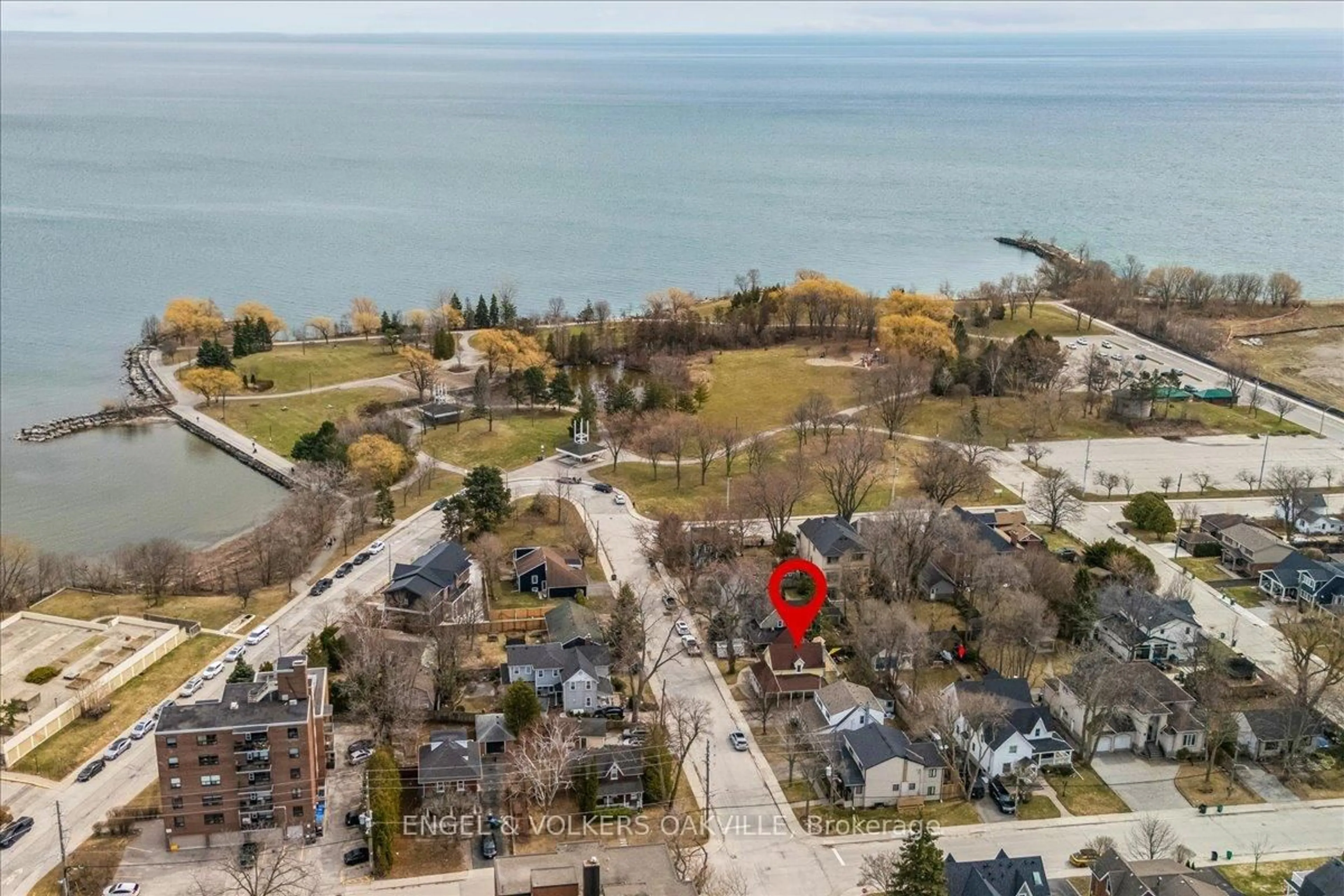 A pic from outside/outdoor area/front of a property/back of a property/a pic from drone, water/lake/river/ocean view for 38 John St, Mississauga Ontario L5H 2E6