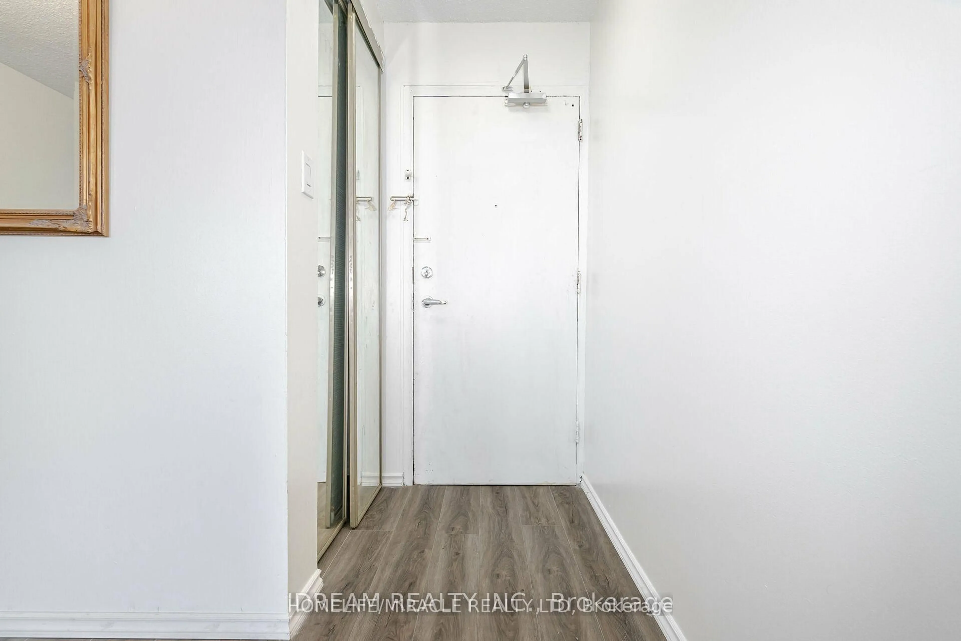 Indoor entryway for 4673 Jane St #517, Toronto Ontario M3N 2L1