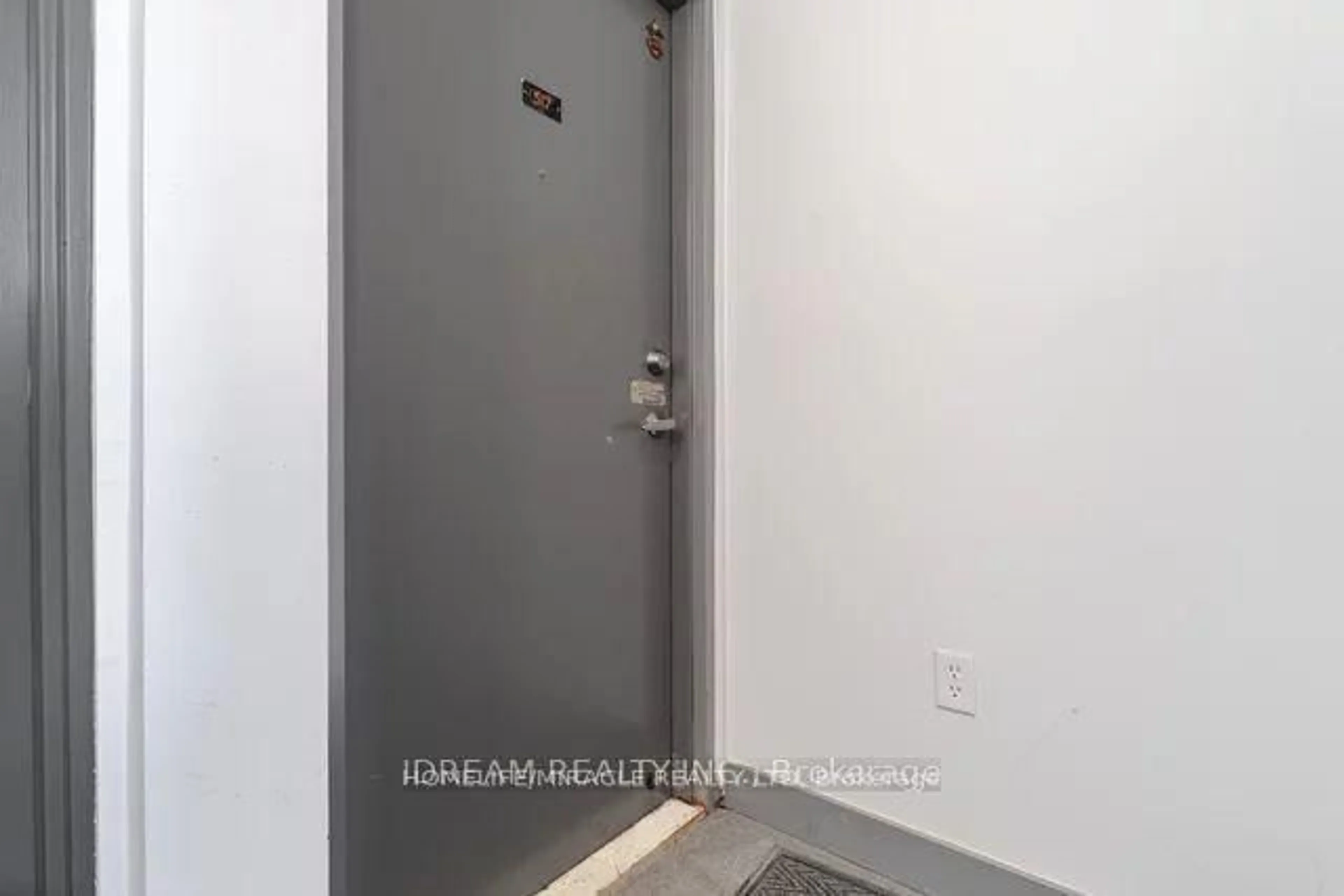 Indoor entryway for 4673 Jane St #517, Toronto Ontario M3N 2L1