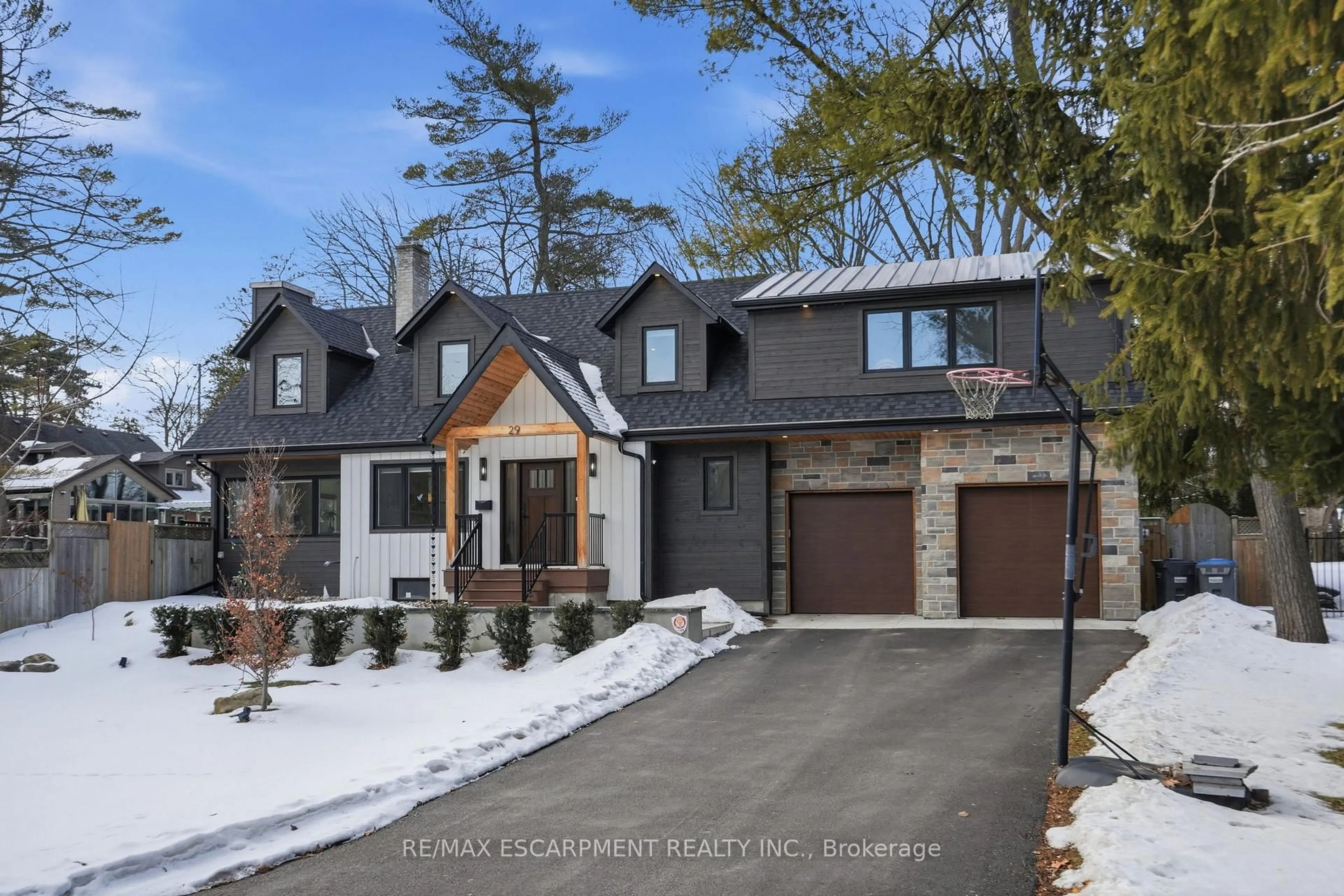 Home with brick exterior material, street for 29 Pinewood Tr, Mississauga Ontario L5G 2L2