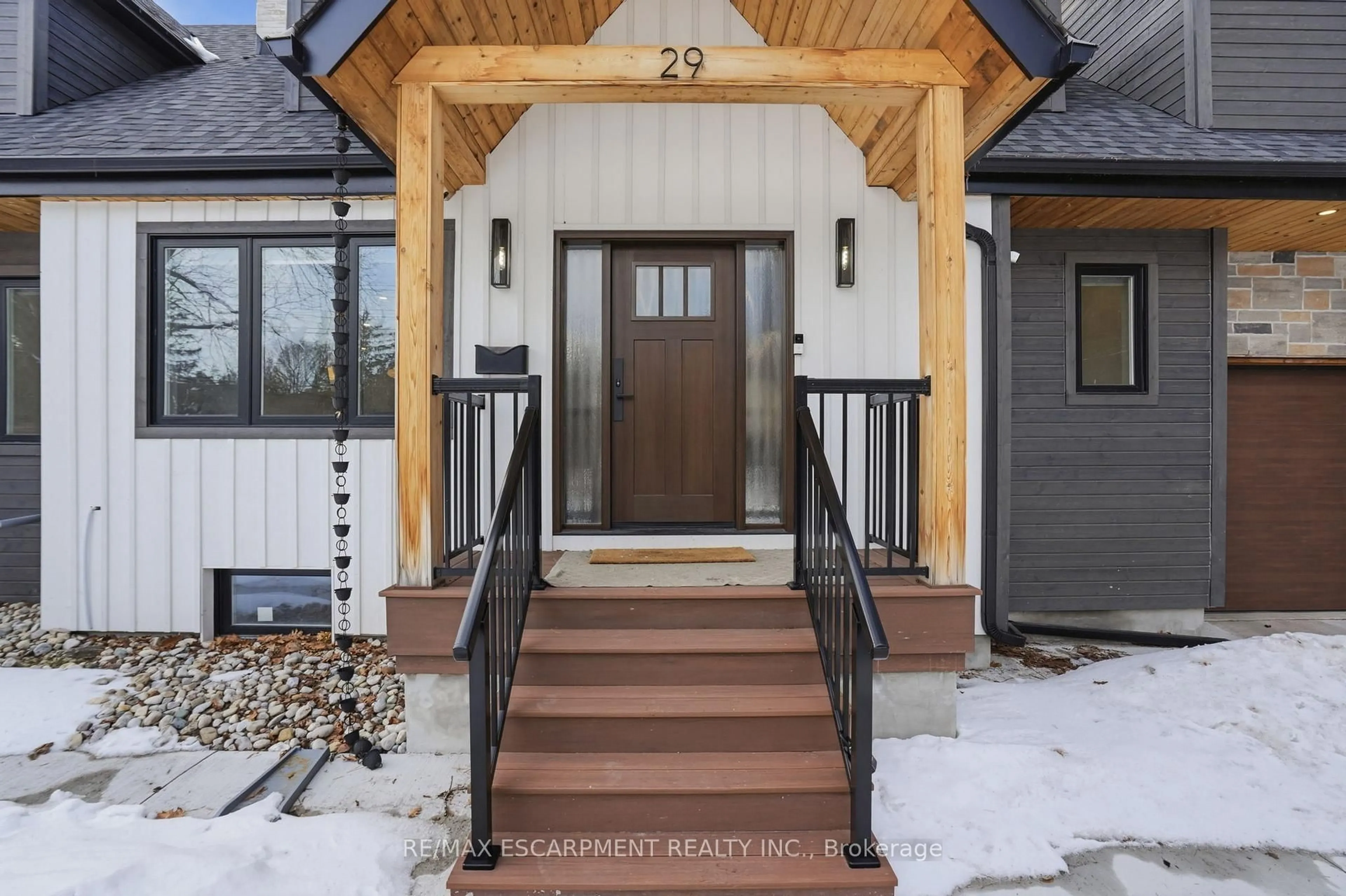 Indoor entryway for 29 Pinewood Tr, Mississauga Ontario L5G 2L2