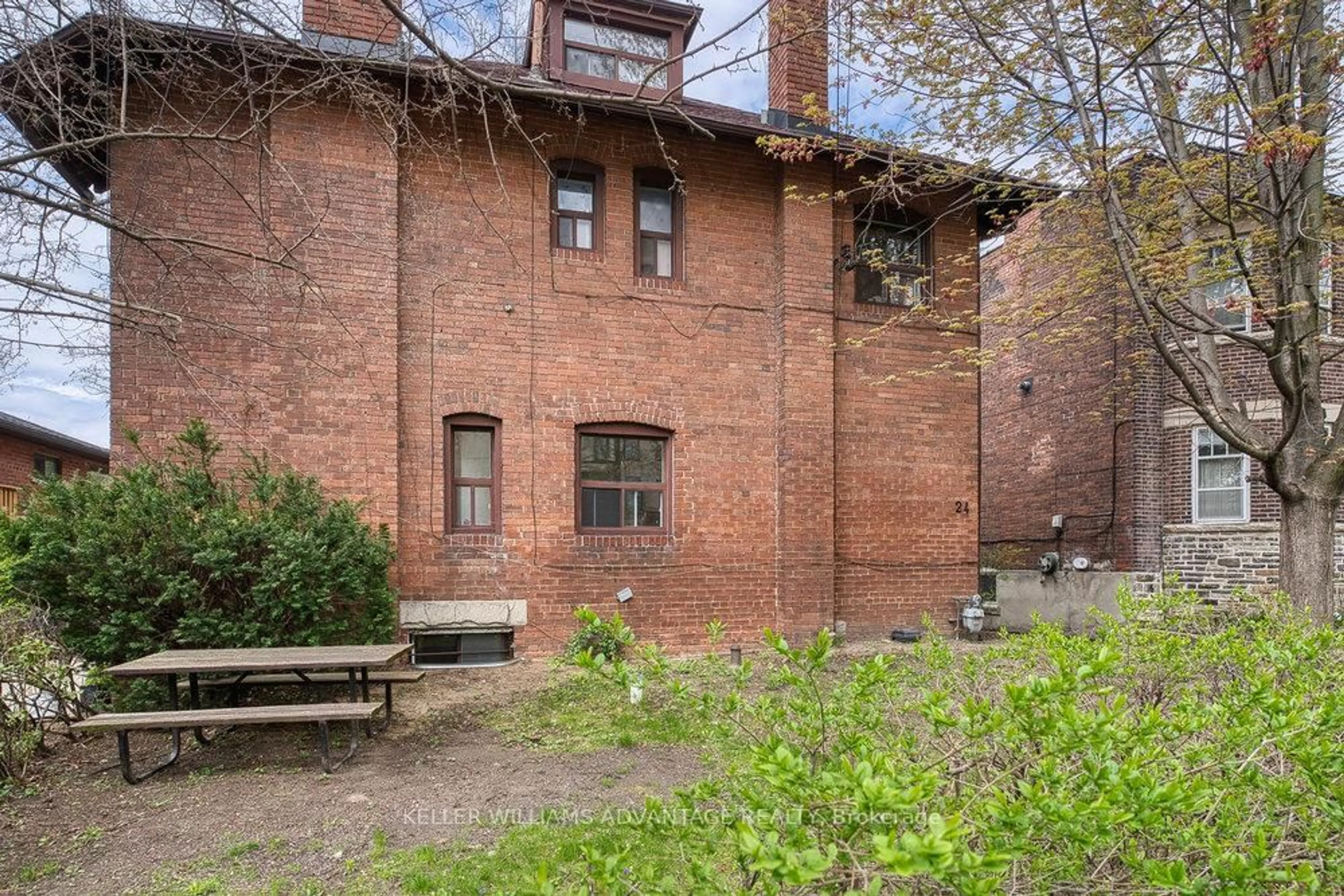 Patio, building for 24 Indian Road Cres, Toronto Ontario M6P 2G1