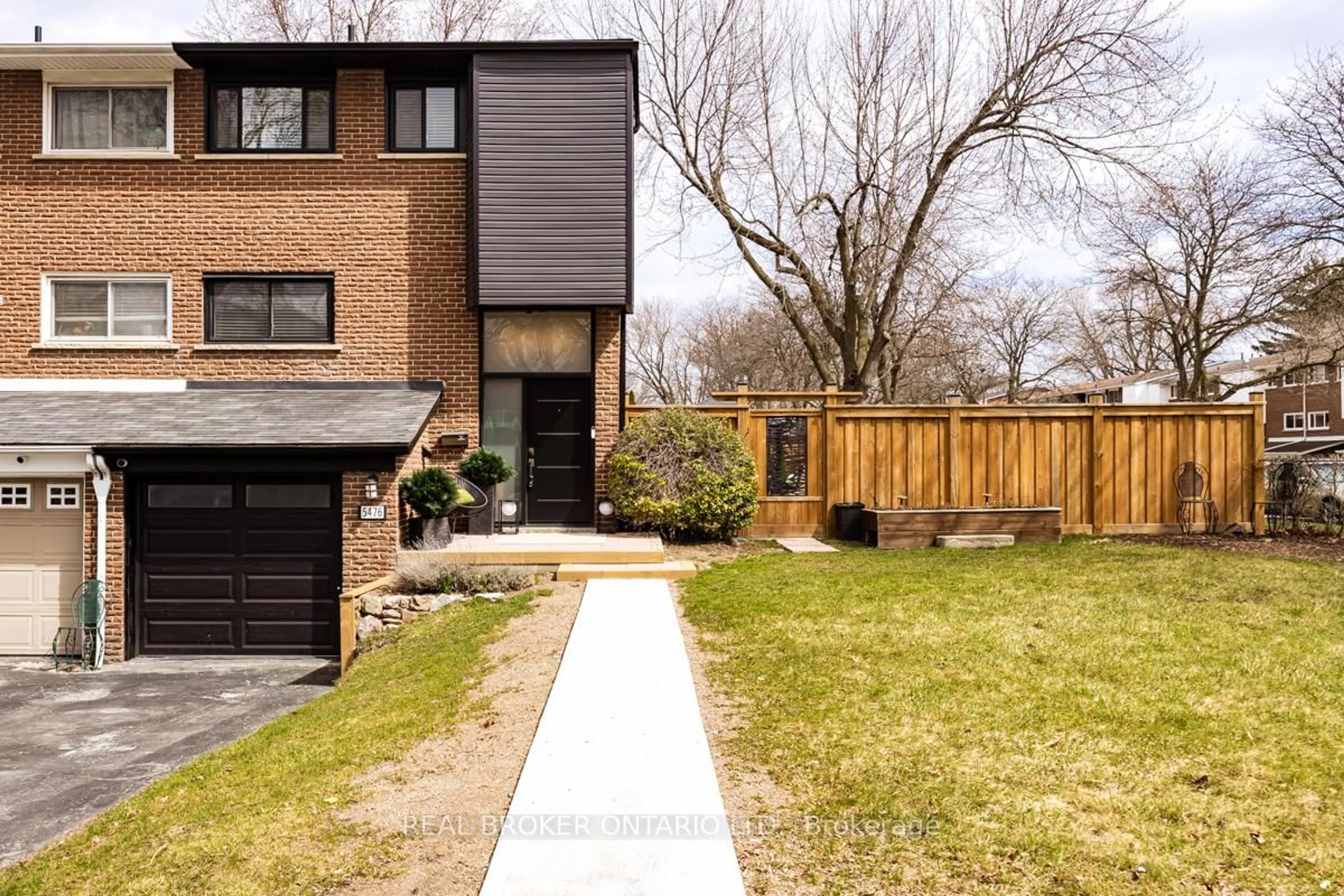 Home with brick exterior material, street for 5476 Schueller Cres, Burlington Ontario L7L 3T2